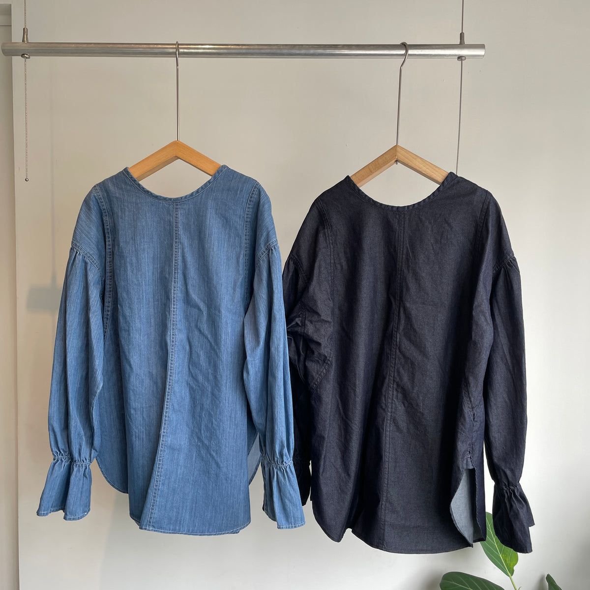yuni//Cotton denim gathered sleeves ブラウス　1701BL010262