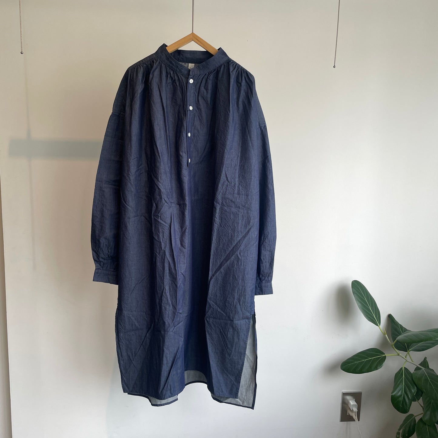 handsofcreation //60/-インディゴと硫化ロープ染色のツイルスタンドカラーPOチュニック　02610603