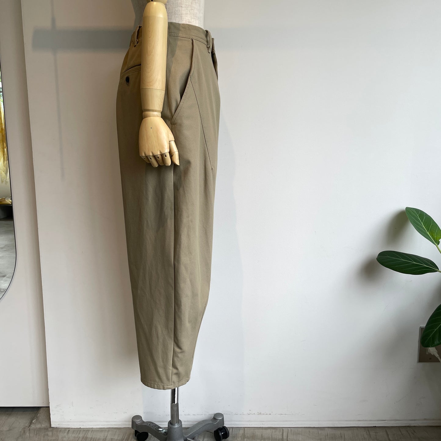 yuni//20/2強撚Cotton twill cocoon tapered パンツ 1701PT006262