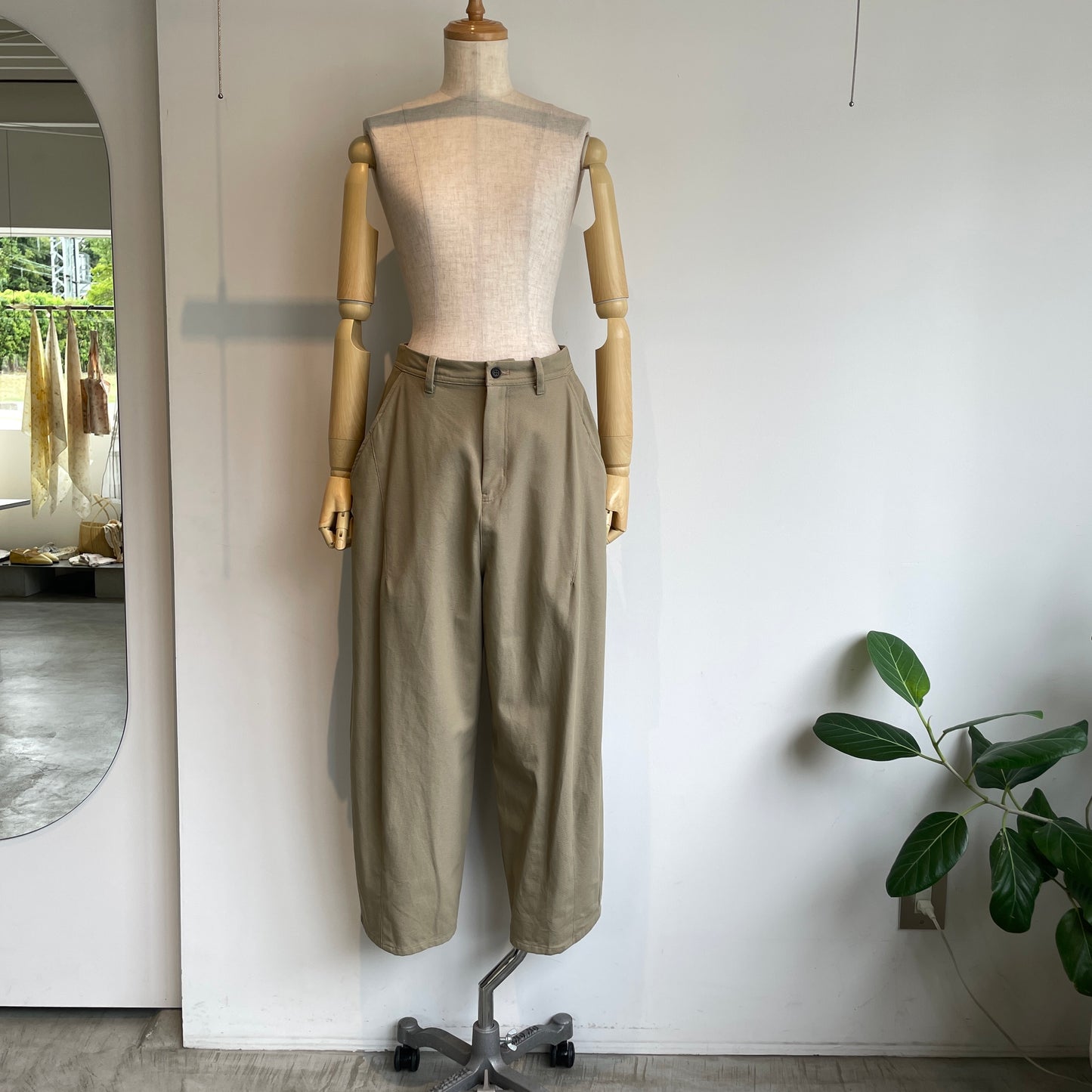 yuni//20/2強撚Cotton twill cocoon tapered パンツ 1701PT006262