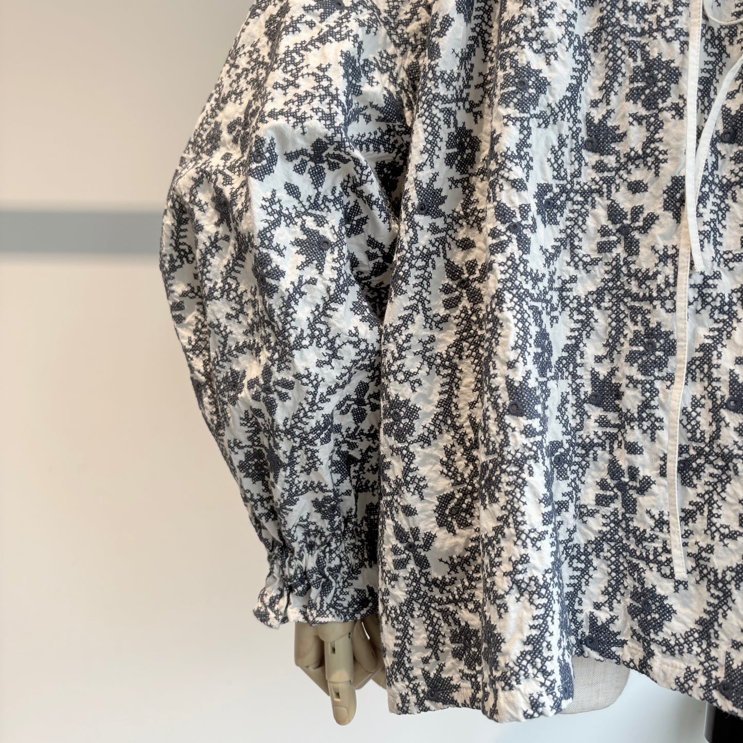 qiri//garden embroidery gather スリーブブラウス
6301BL008262