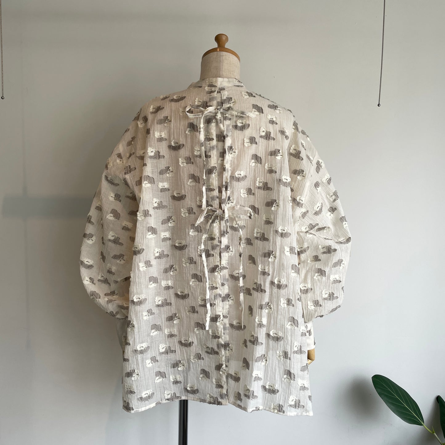 qiri//plie flower jacquard バックリボンブラウス　6301BL008261