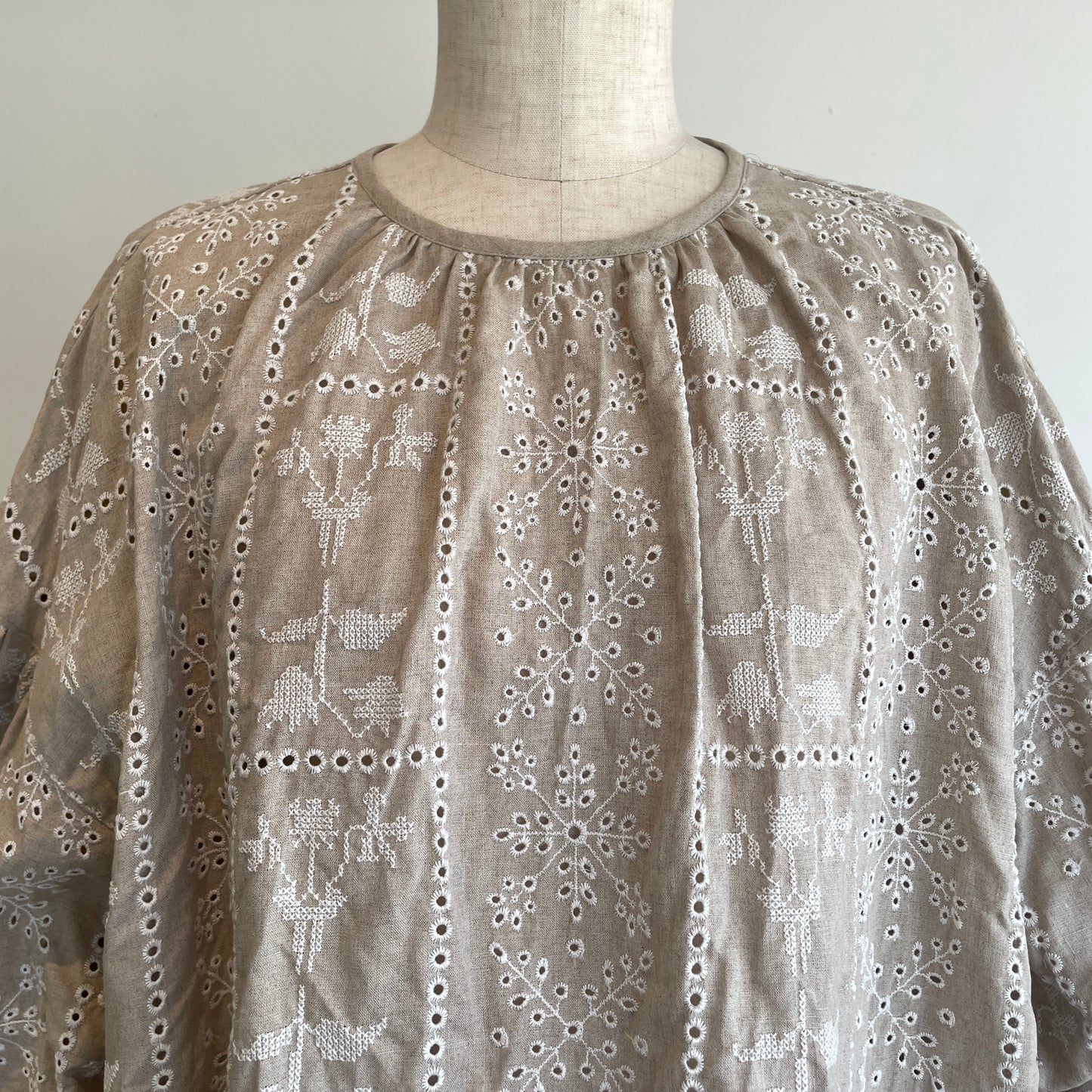 qiri//grow’ embroidery ギャザースリーブブラウス　6301BL005261