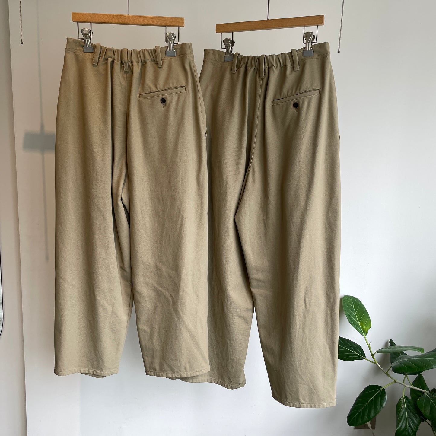 yuni//20/2強撚Cotton twill cocoon tapered パンツ 1701PT006262