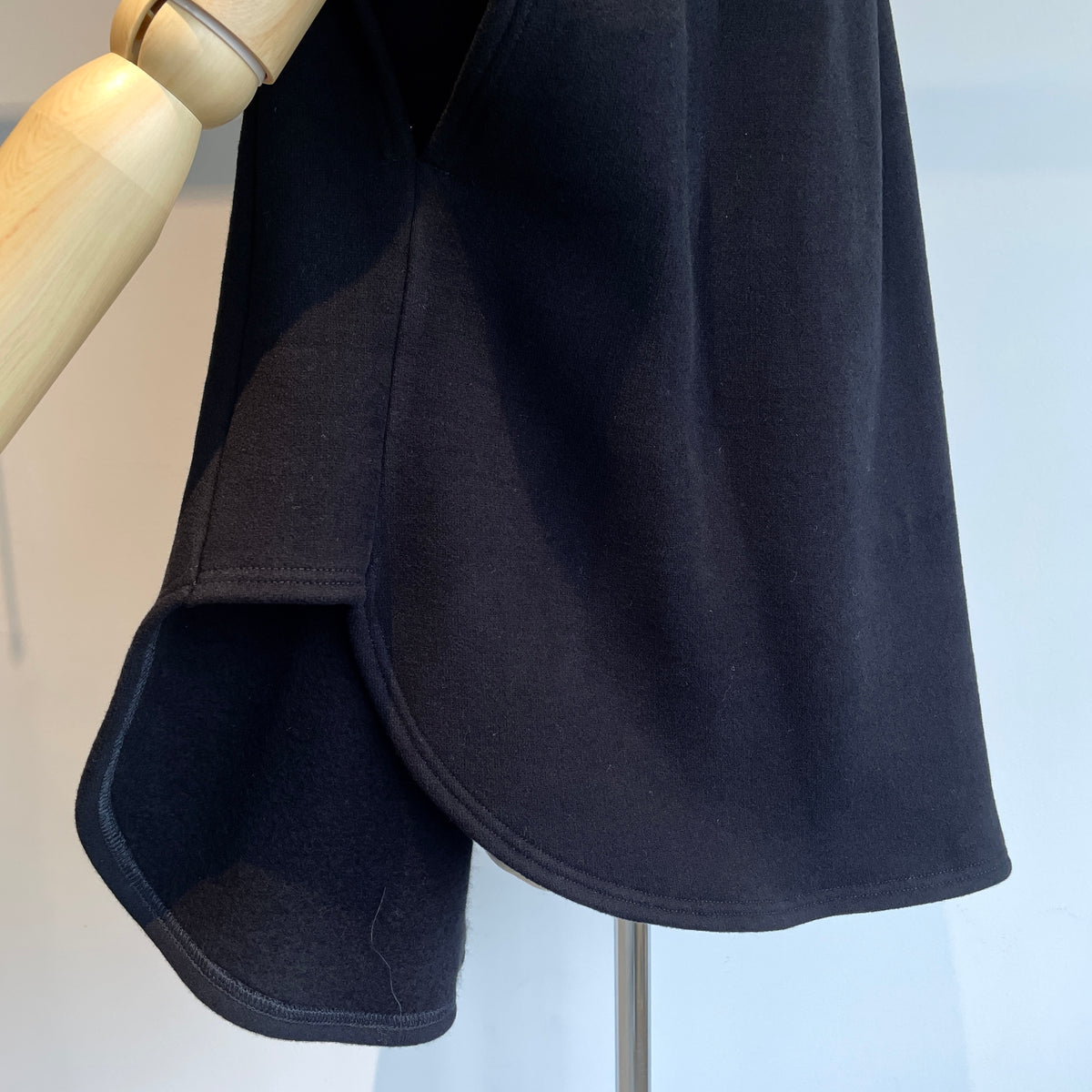 SI HIRAI//SWEATPONCHO  CHAW26-8006