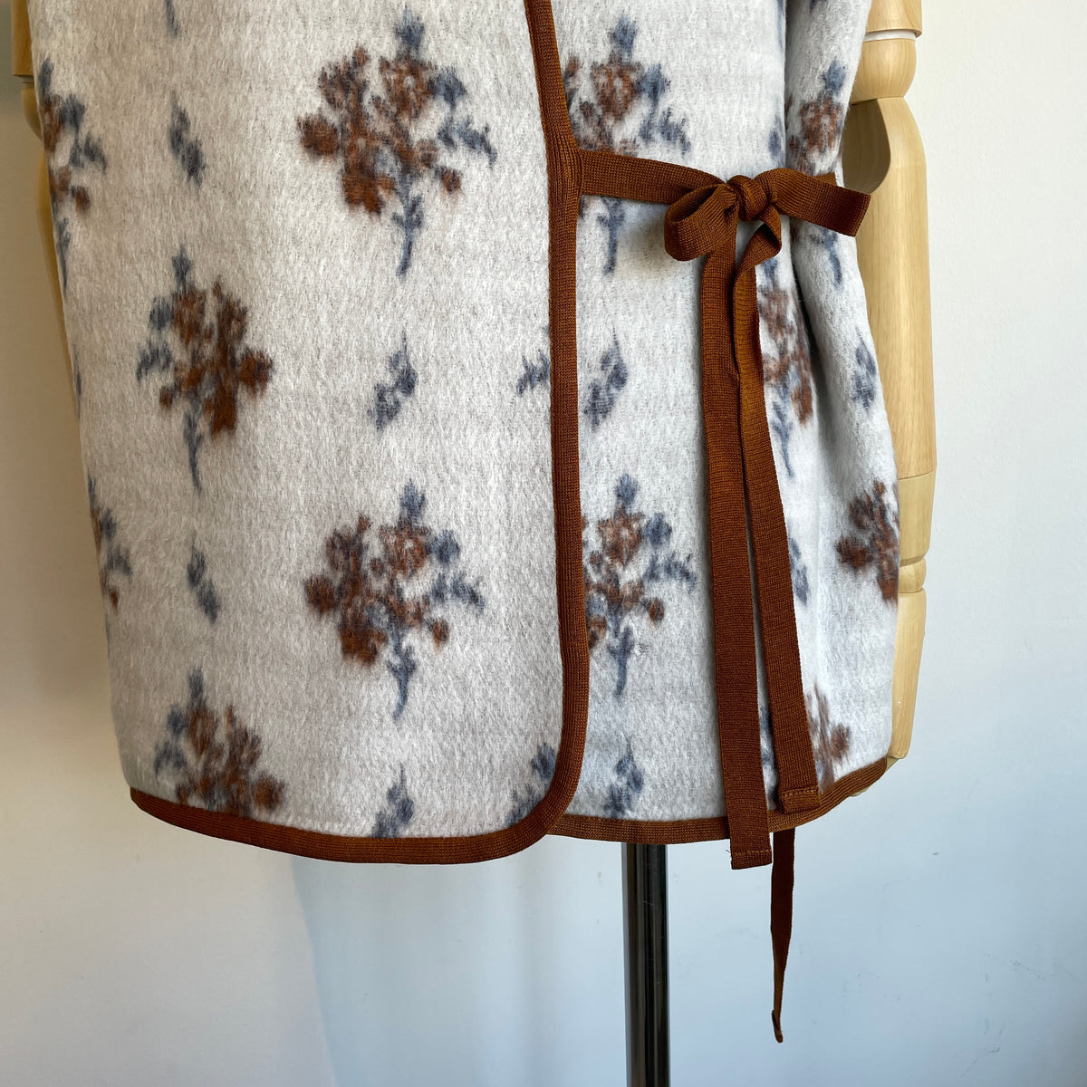qiri//sarasa raised jacquard ベスト　6301BL006262
