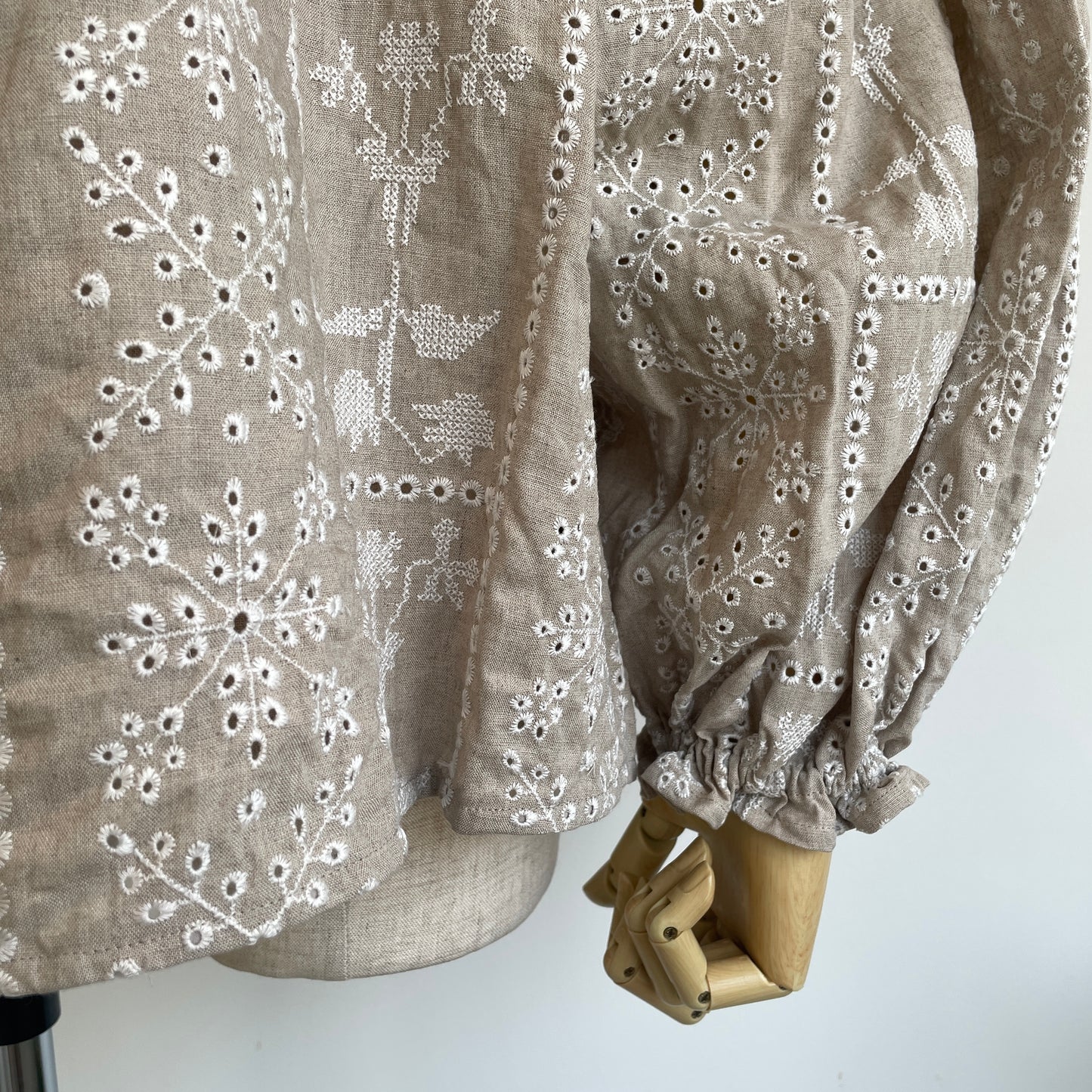 qiri//grow’ embroidery ギャザースリーブブラウス　6301BL005261