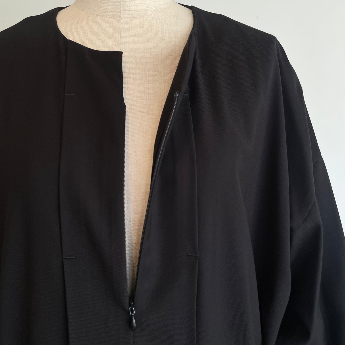 SI-HIRAI //MICRO STRETCH GABA RUBBER CUFF DRESS CHAW24-5018