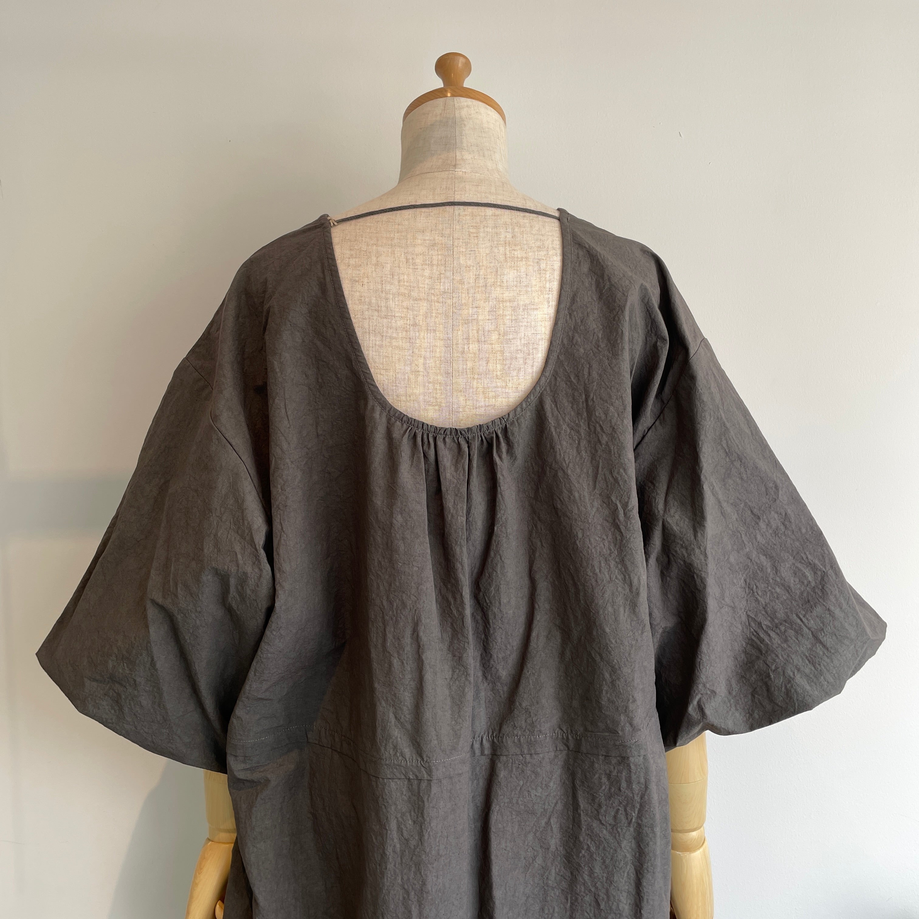 HAVERSACK//綿麻タイプライターVネックロングワンピース 652623 – hibikiru