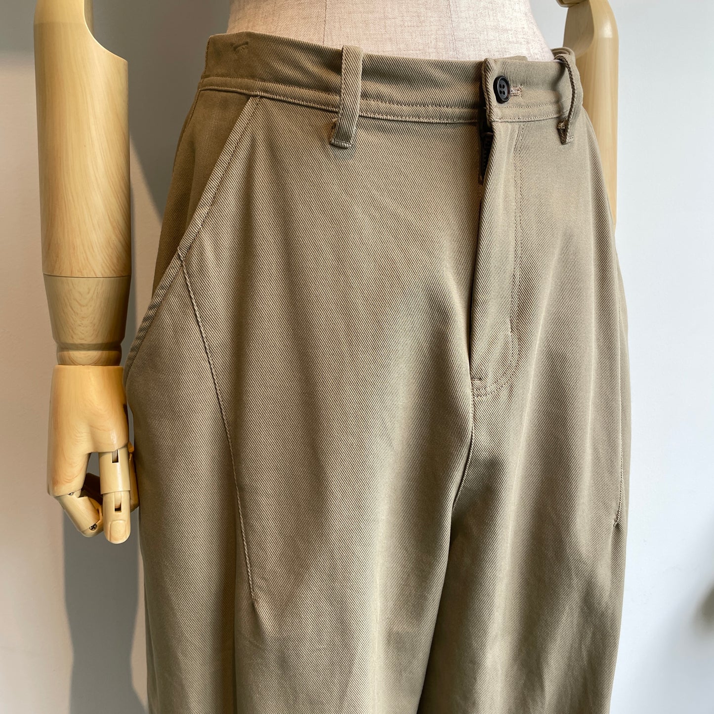 yuni//20/2強撚Cotton twill cocoon tapered パンツ 1701PT006262