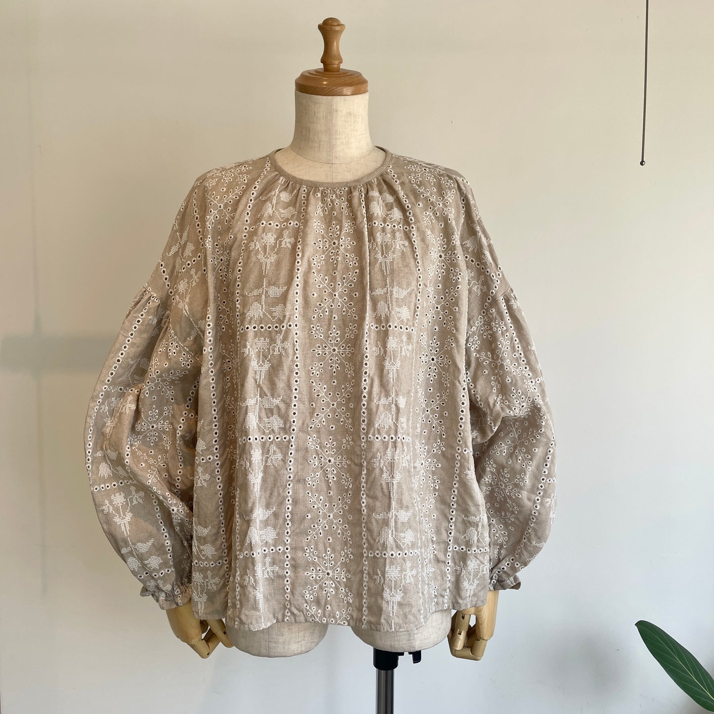 qiri//grow’ embroidery ギャザースリーブブラウス　6301BL005261