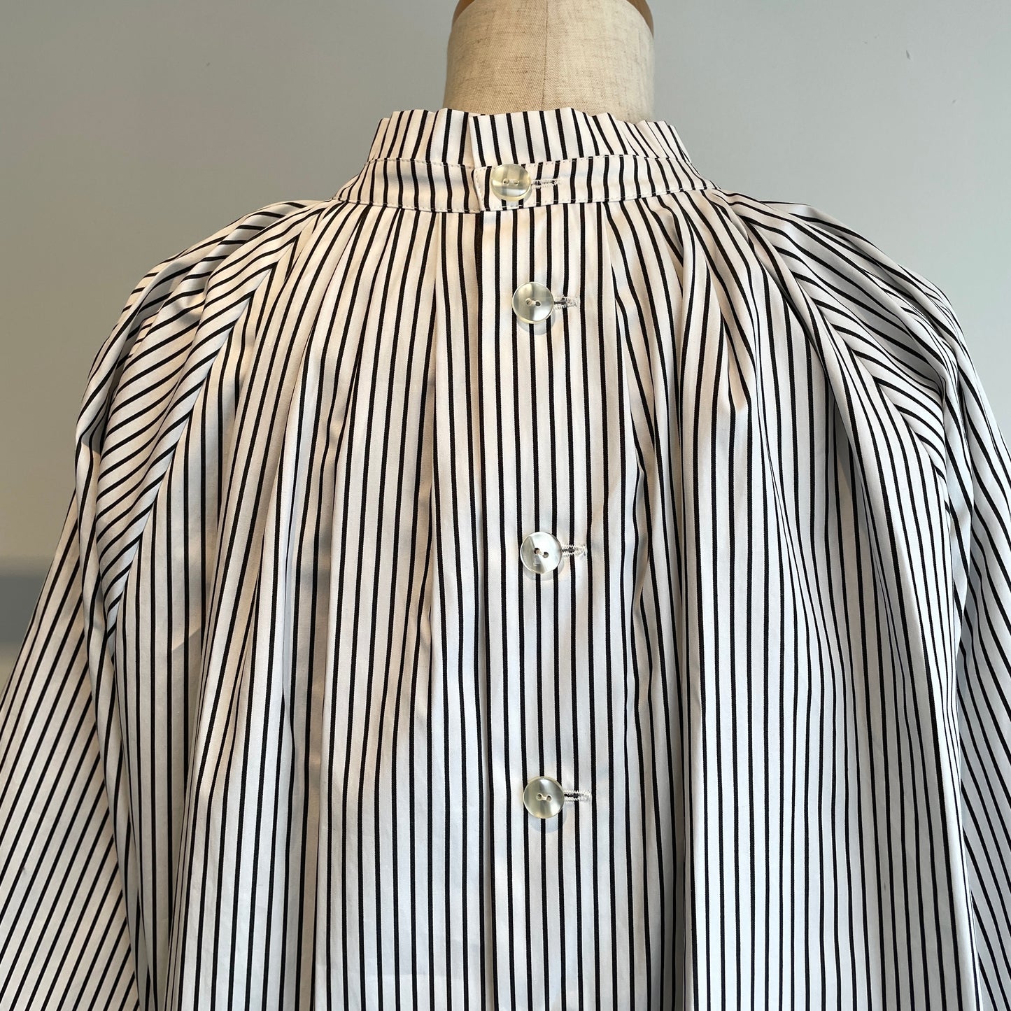 SIHIRAI// WIDE SLEEVE TACブラウスCHSS26-7008