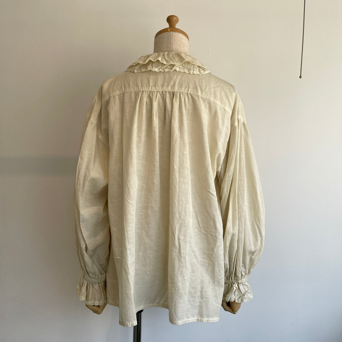 yuni//リサイクルコットンキュプラ ラッフルレースカラーブラウス 1701BL008262