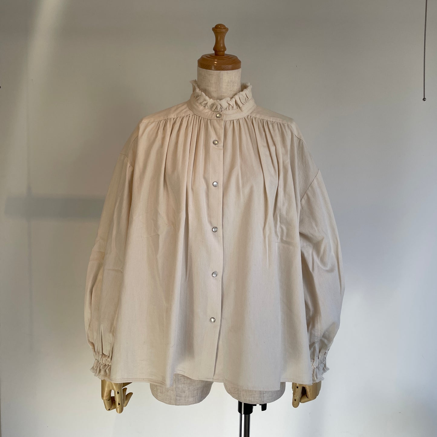 handsofcreation//5.0ZベンベルグウールデニムフリルカラーBL 02610602