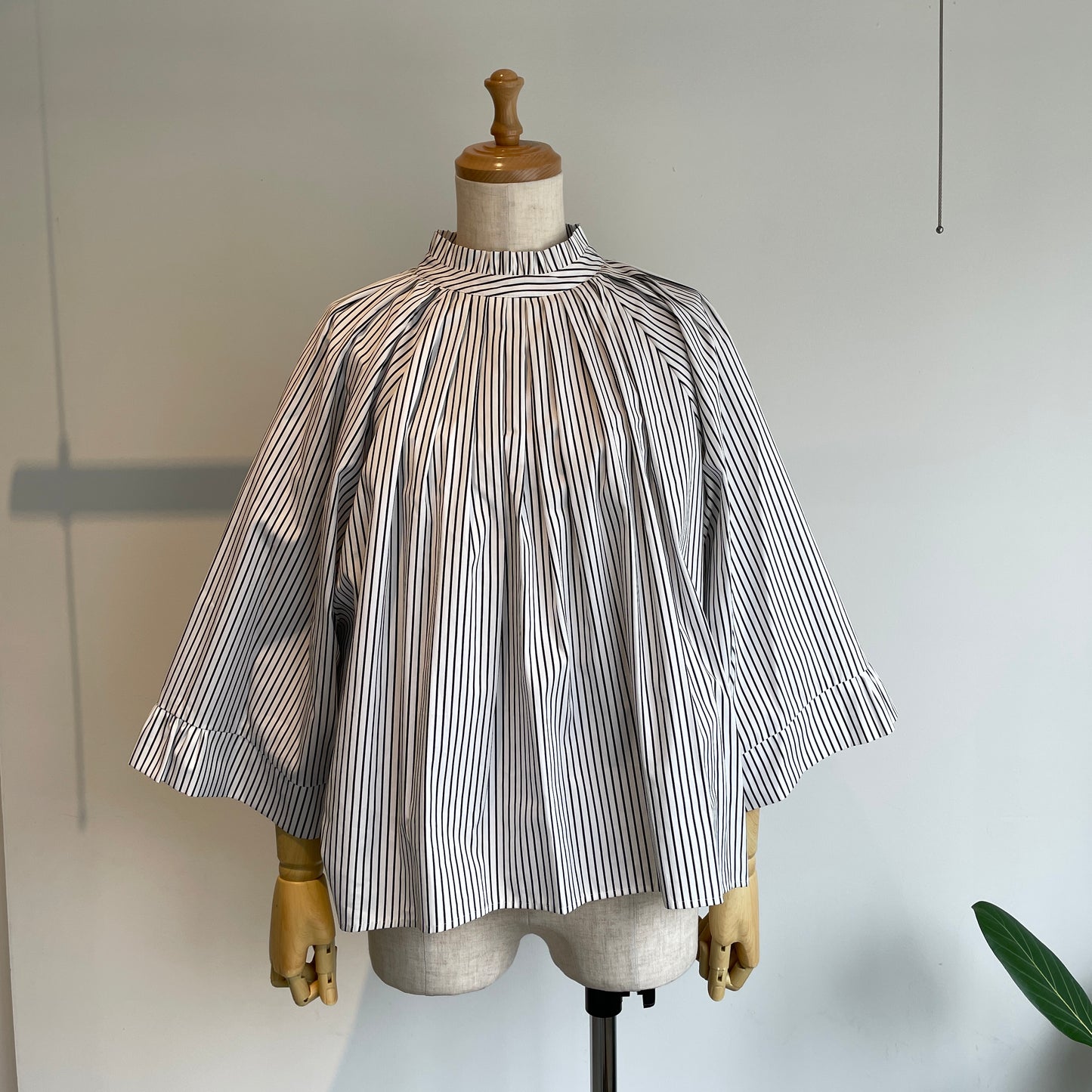 SIHIRAI// WIDE SLEEVE TACブラウスCHSS26-7008