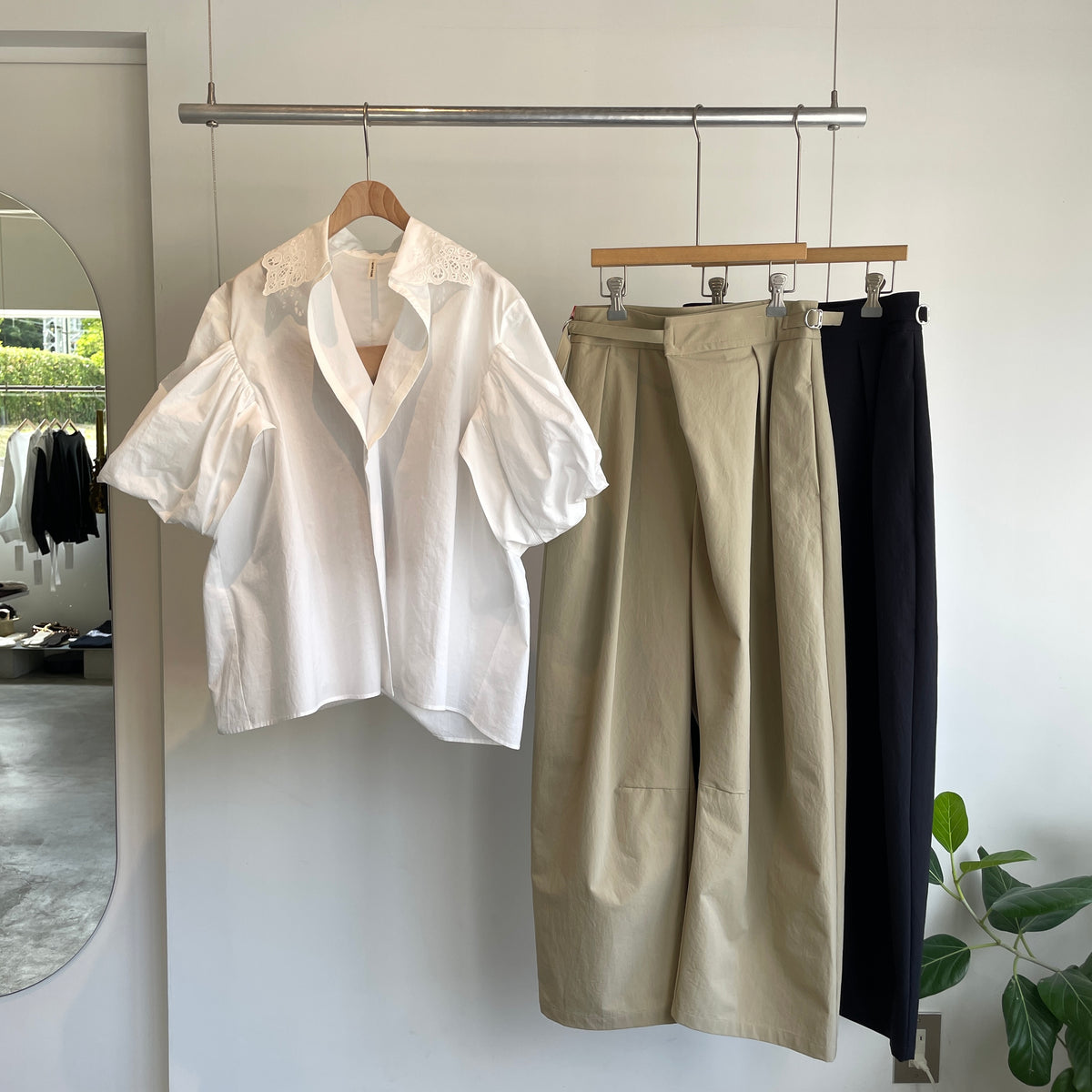 NATIVE VILLEGE//Simple longing 刺繍ギャザースリーブブラウス（off white）