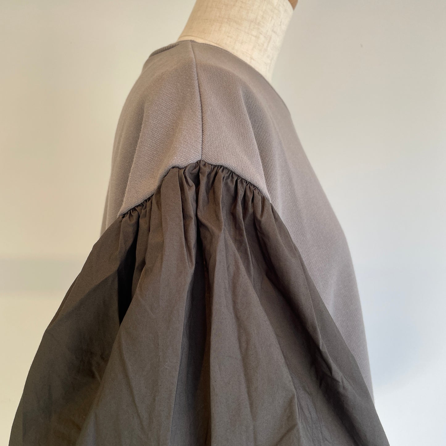 universaltissu//セントラル裏毛タイプライターコンボギャザーPO
US260CT031