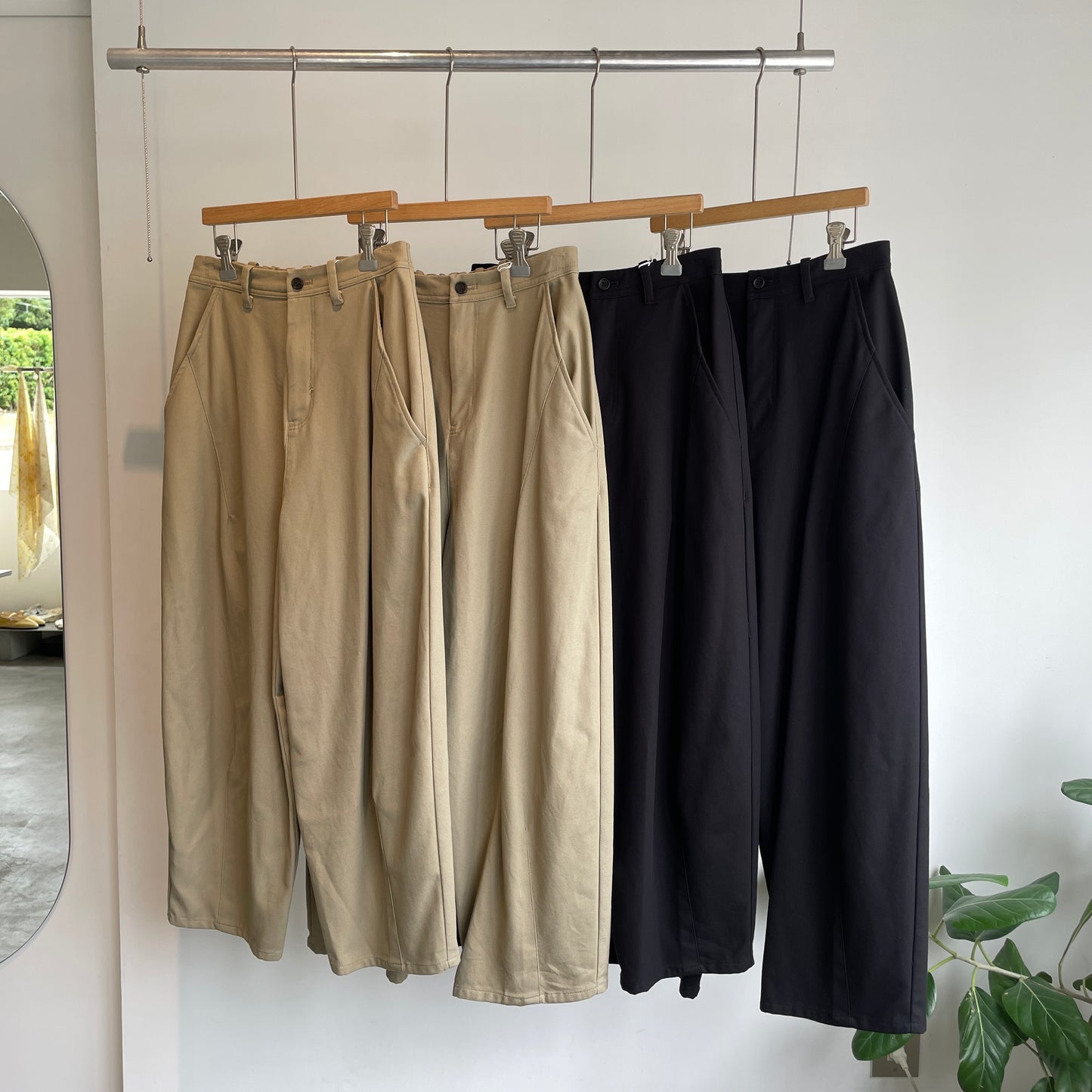 yuni//20/2強撚Cotton twill cocoon tapered パンツ 1701PT006262