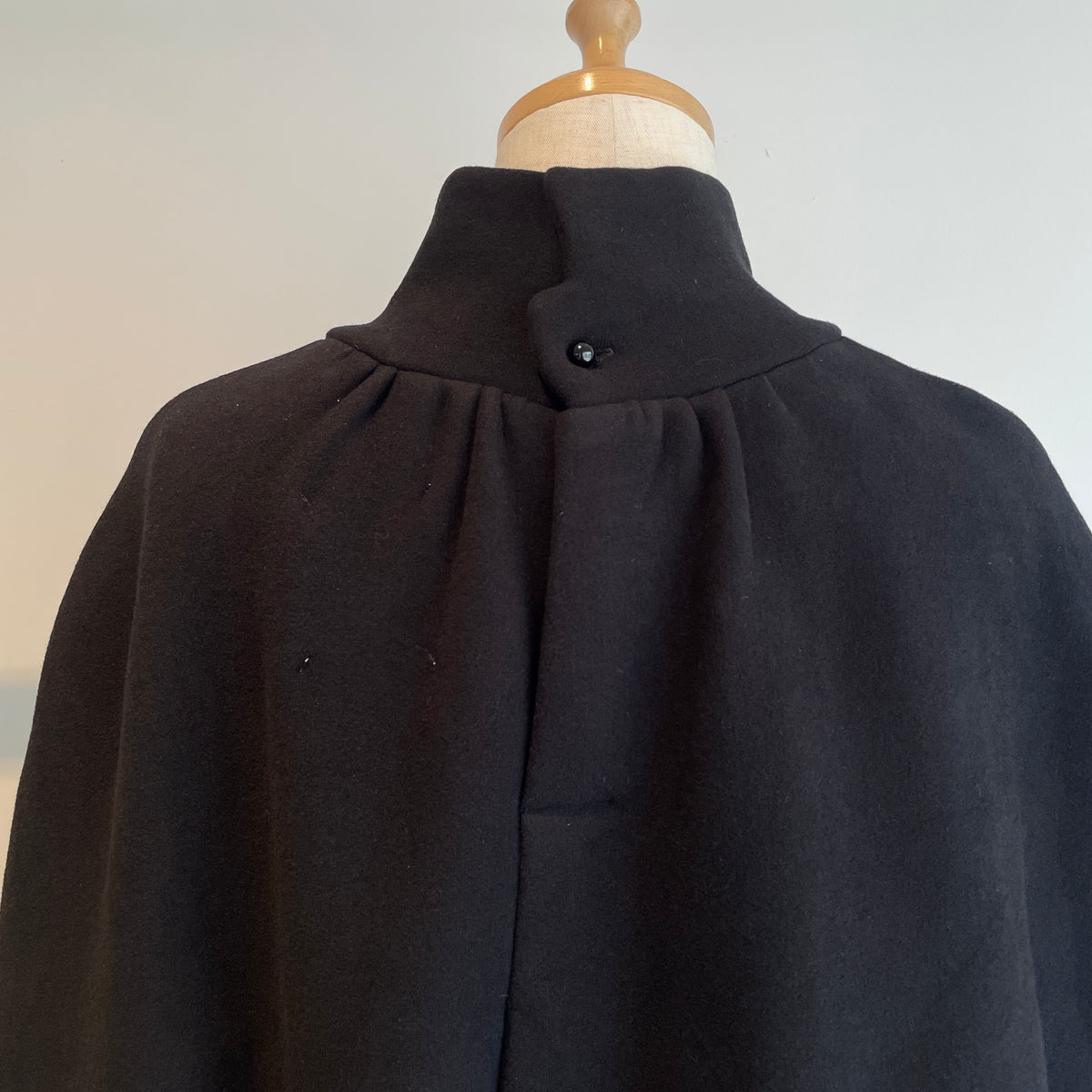 SI HIRAI//SWEATPONCHO  CHAW26-8006