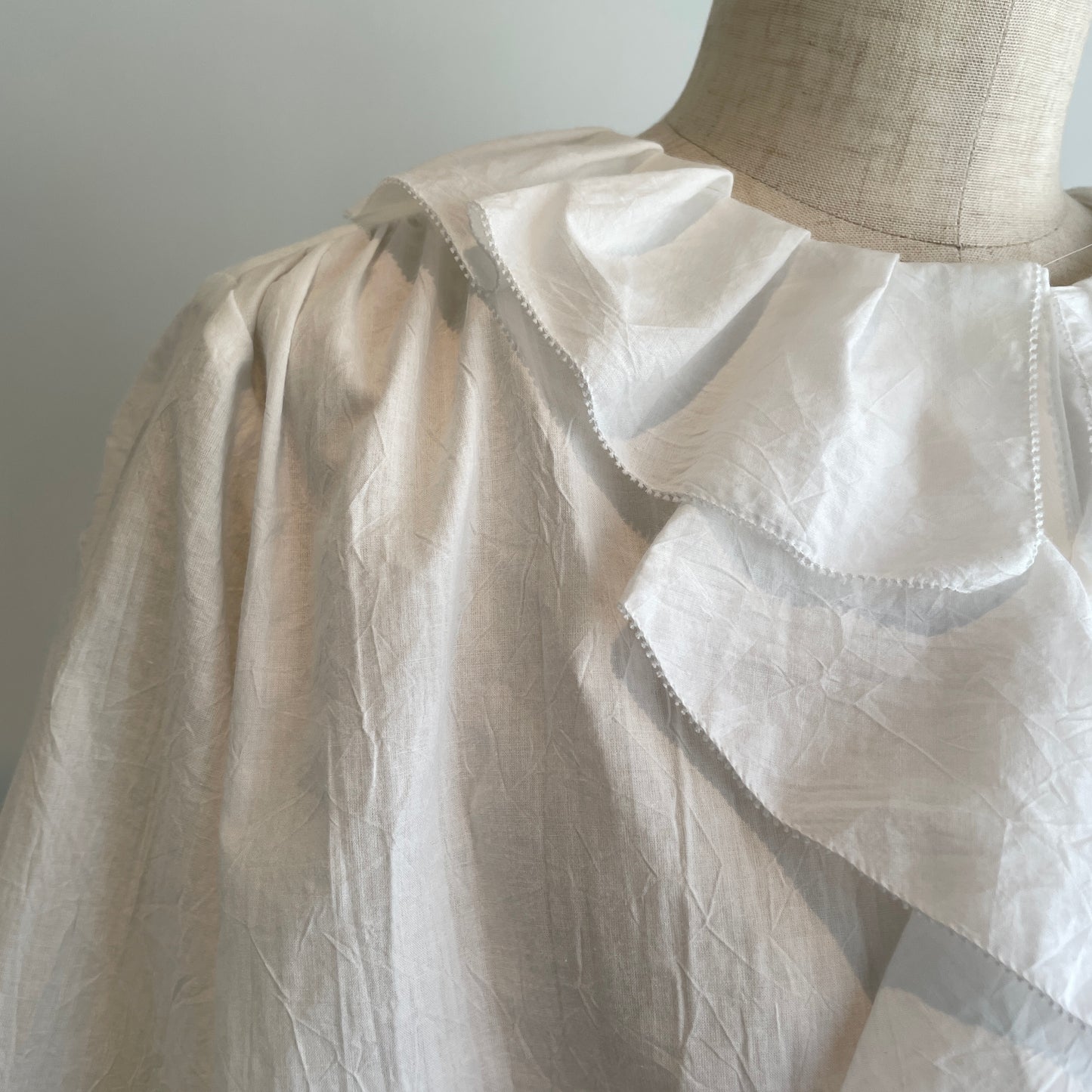 porter des boutons//ラッフルブラウス　P23-1-015-02