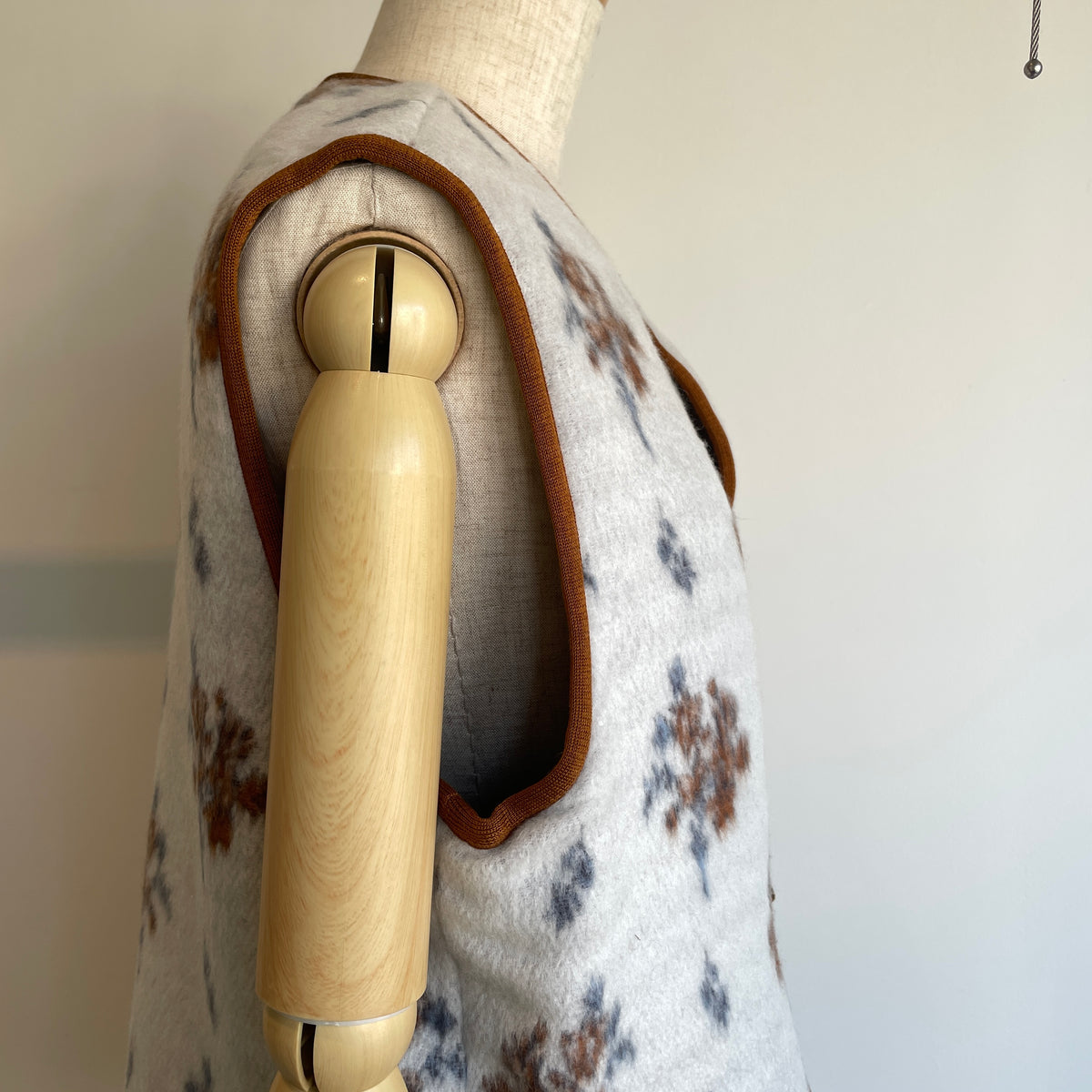 qiri//sarasa raised jacquard ベスト　6301BL006262