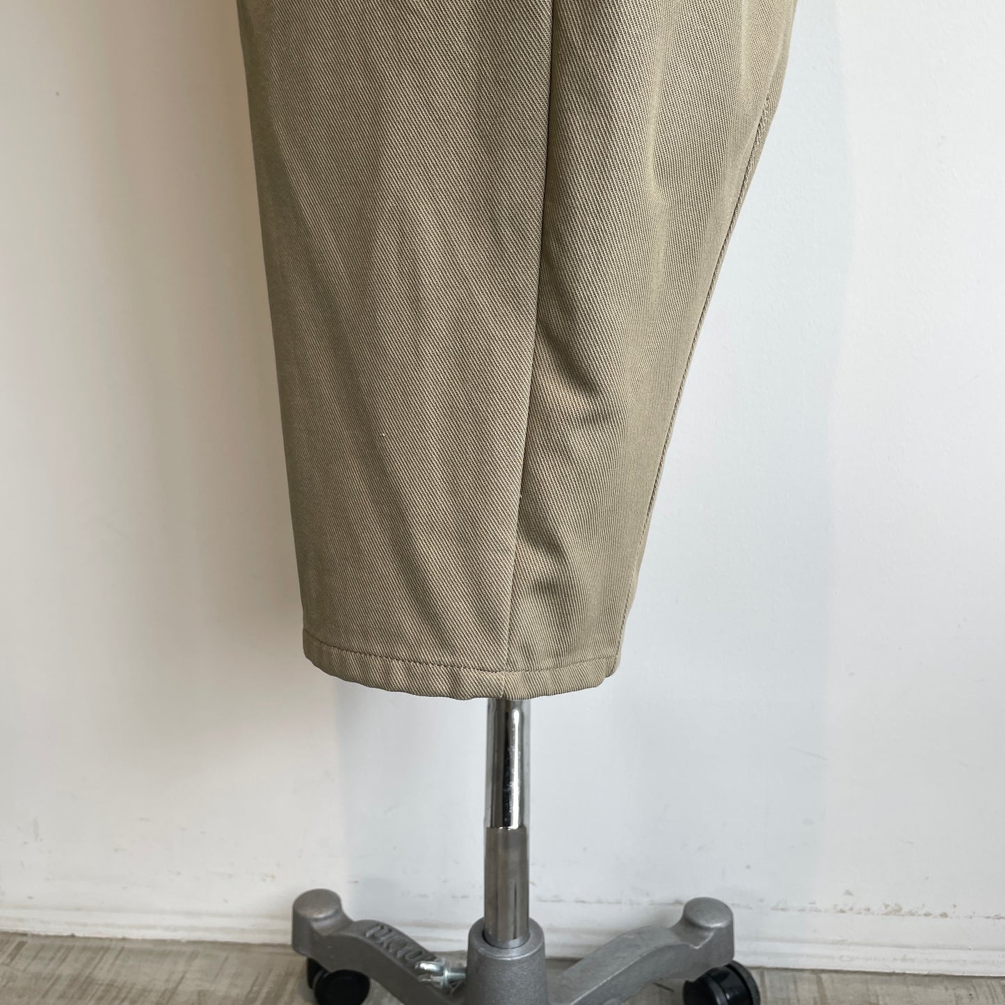 yuni//20/2強撚Cotton twill cocoon tapered パンツ 1701PT006262