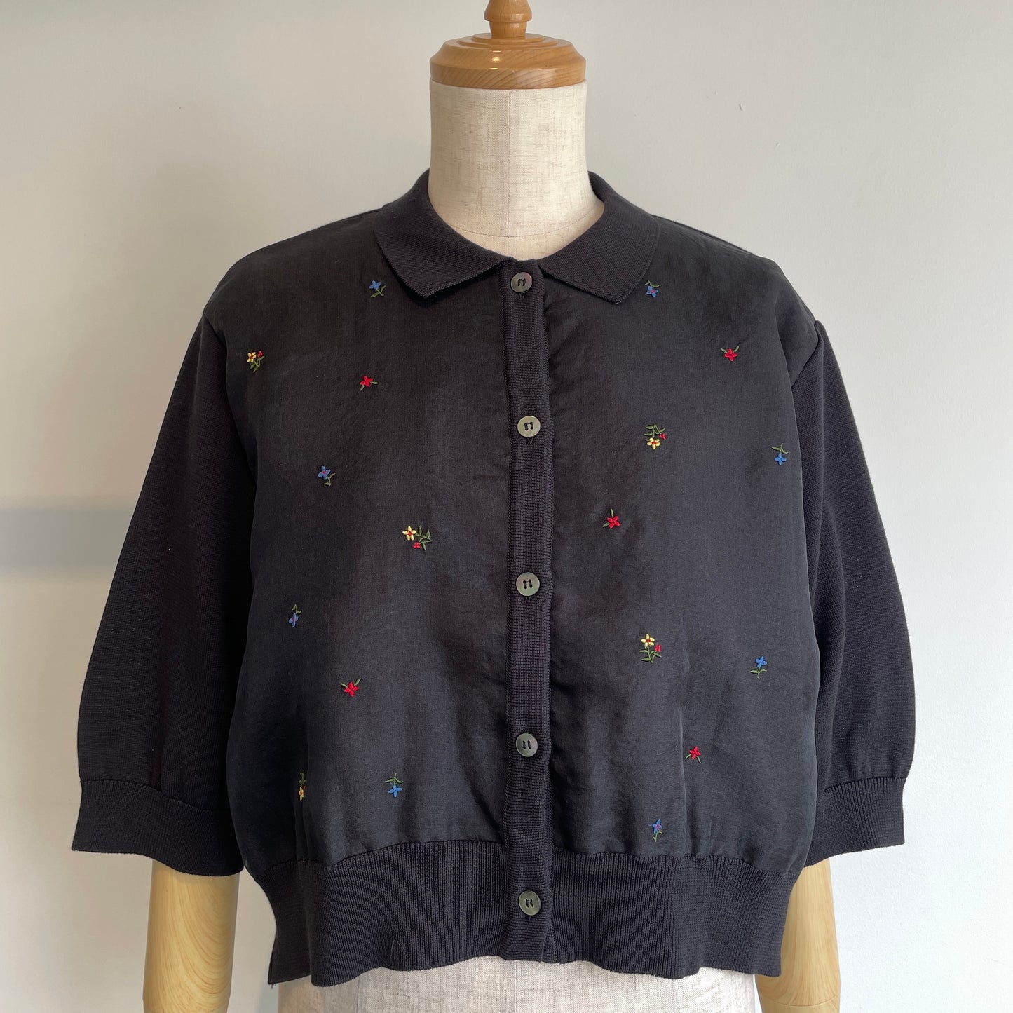 porter des boutons//Petite fleurニット　P21-2-019