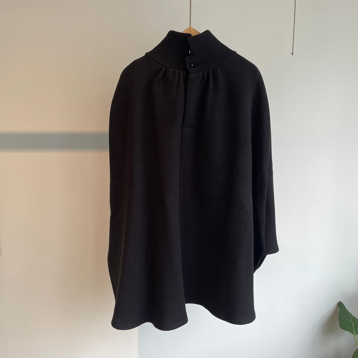 SI HIRAI//SWEATPONCHO  CHAW26-8006