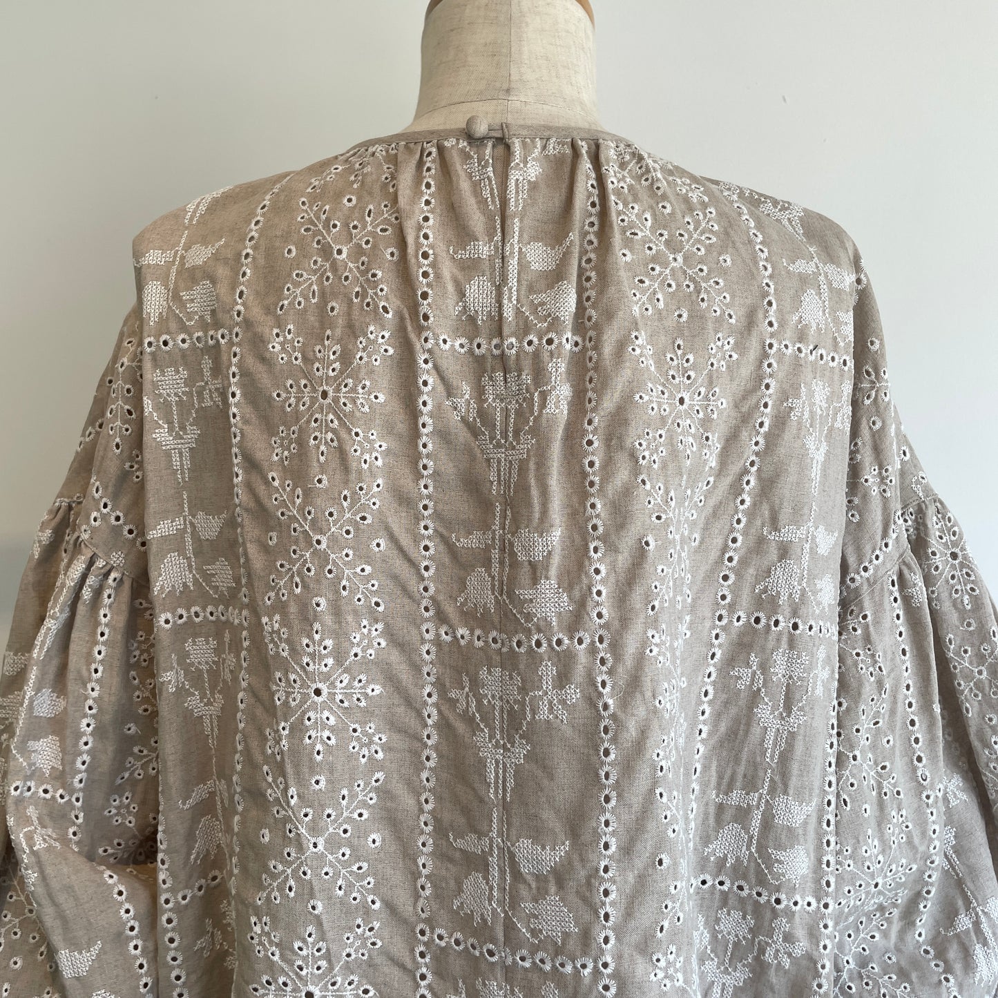 qiri//grow’ embroidery ギャザースリーブブラウス　6301BL005261