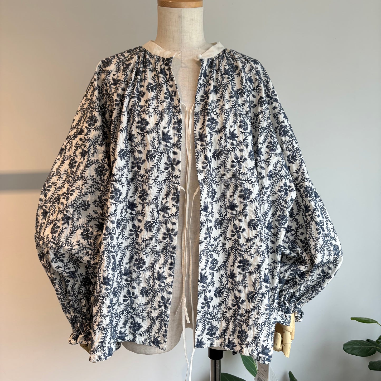 qiri//garden embroidery gather スリーブブラウス
6301BL008262