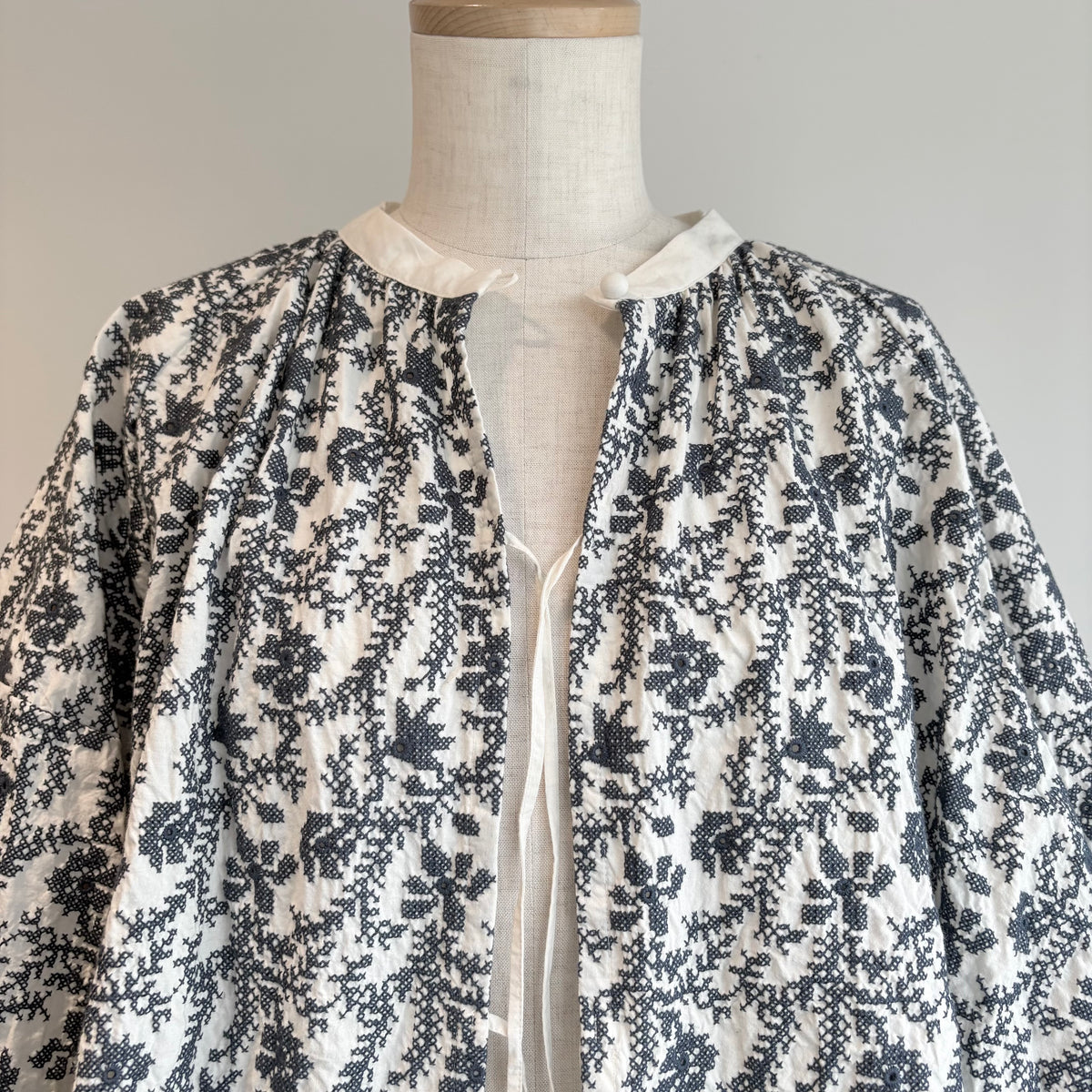 qiri//garden embroidery gather スリーブブラウス
6301BL008262