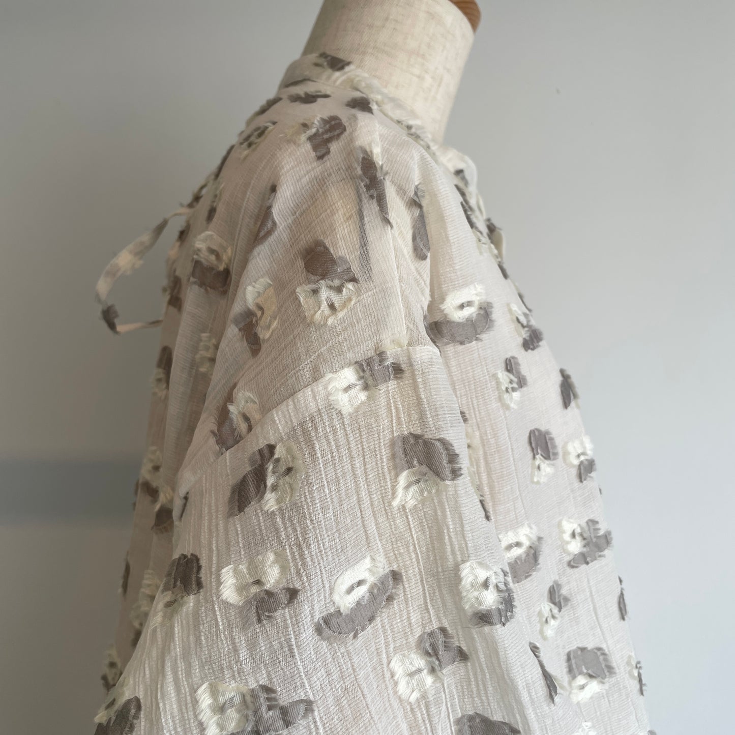 qiri//plie flower jacquard バックリボンブラウス　6301BL008261