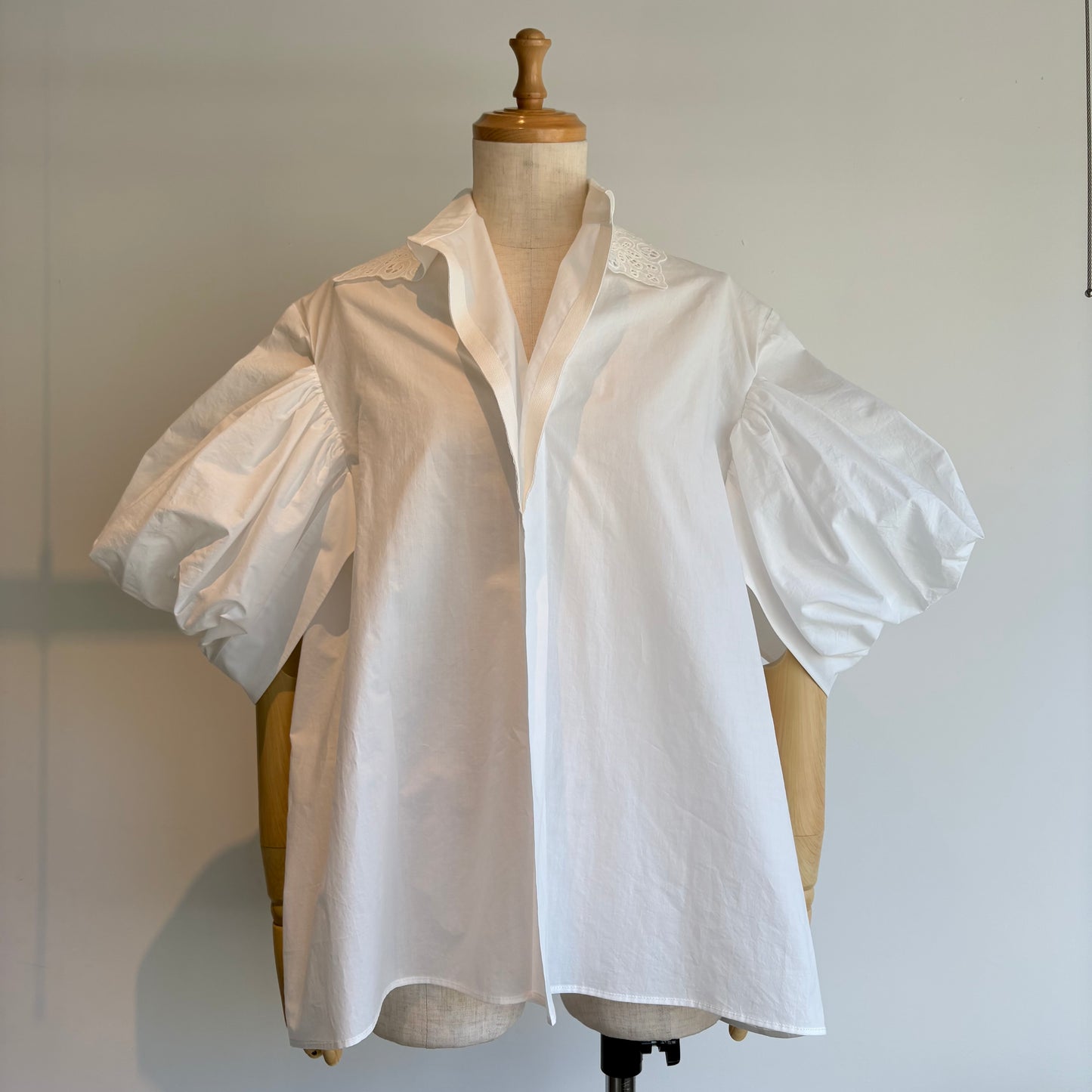 NATIVEVILLEGE//Simple longing 刺繍ギャザースリーブブラウス（off white）