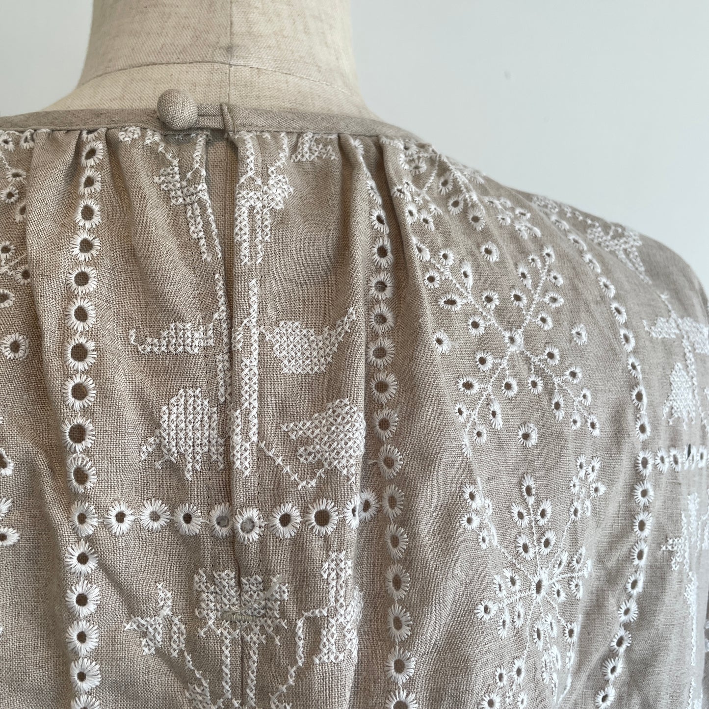 qiri//grow’ embroidery ギャザースリーブブラウス　6301BL005261