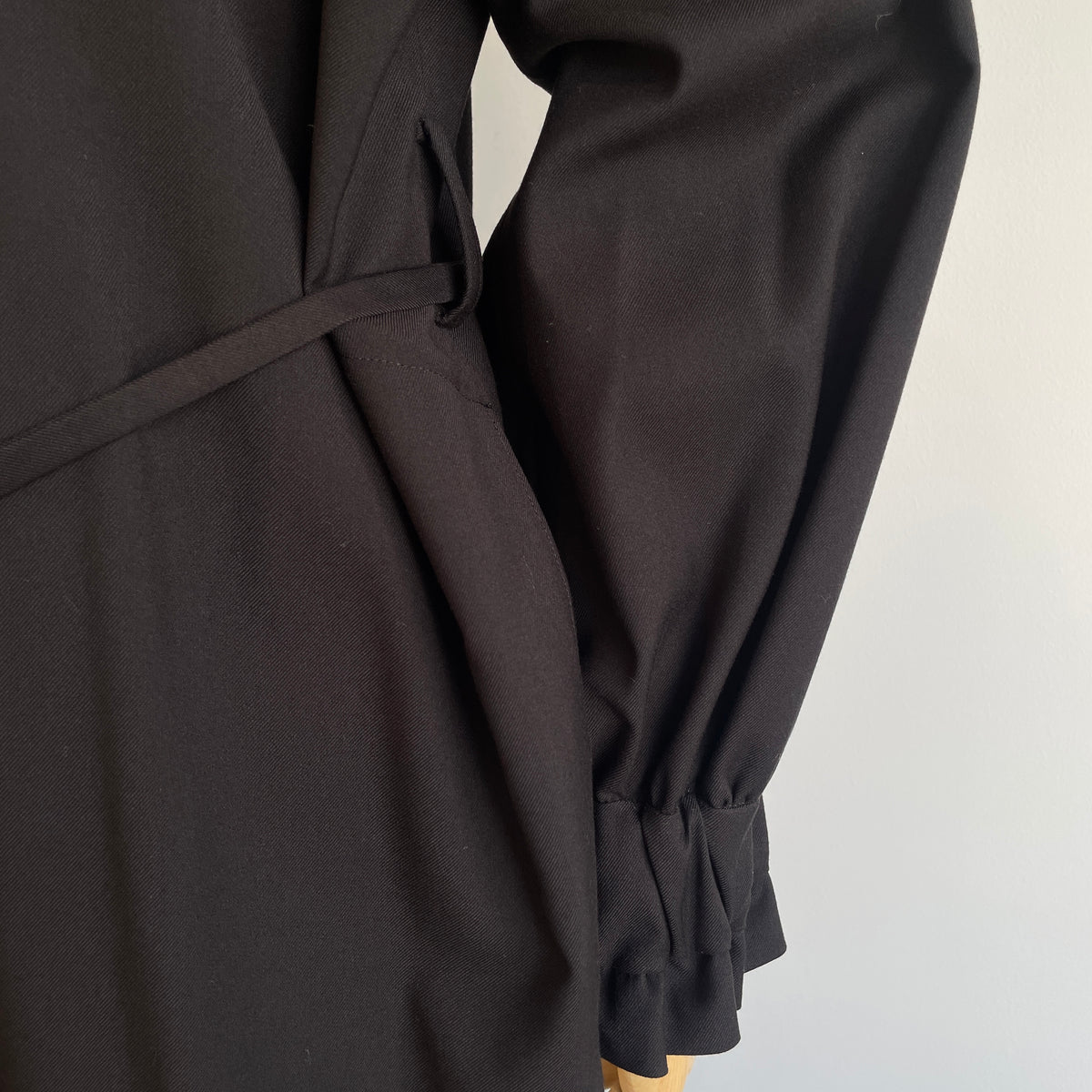 SI-HIRAI //MICRO STRETCH GABA RUBBER CUFF DRESS CHAW24-5018
