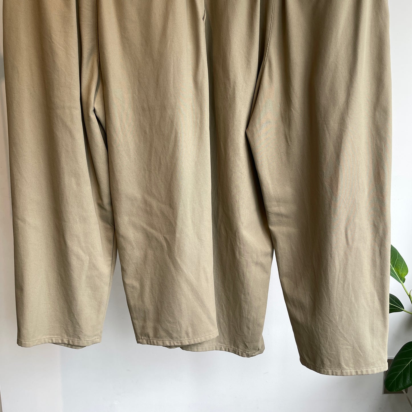 yuni//20/2強撚Cotton twill cocoon tapered パンツ 1701PT006262