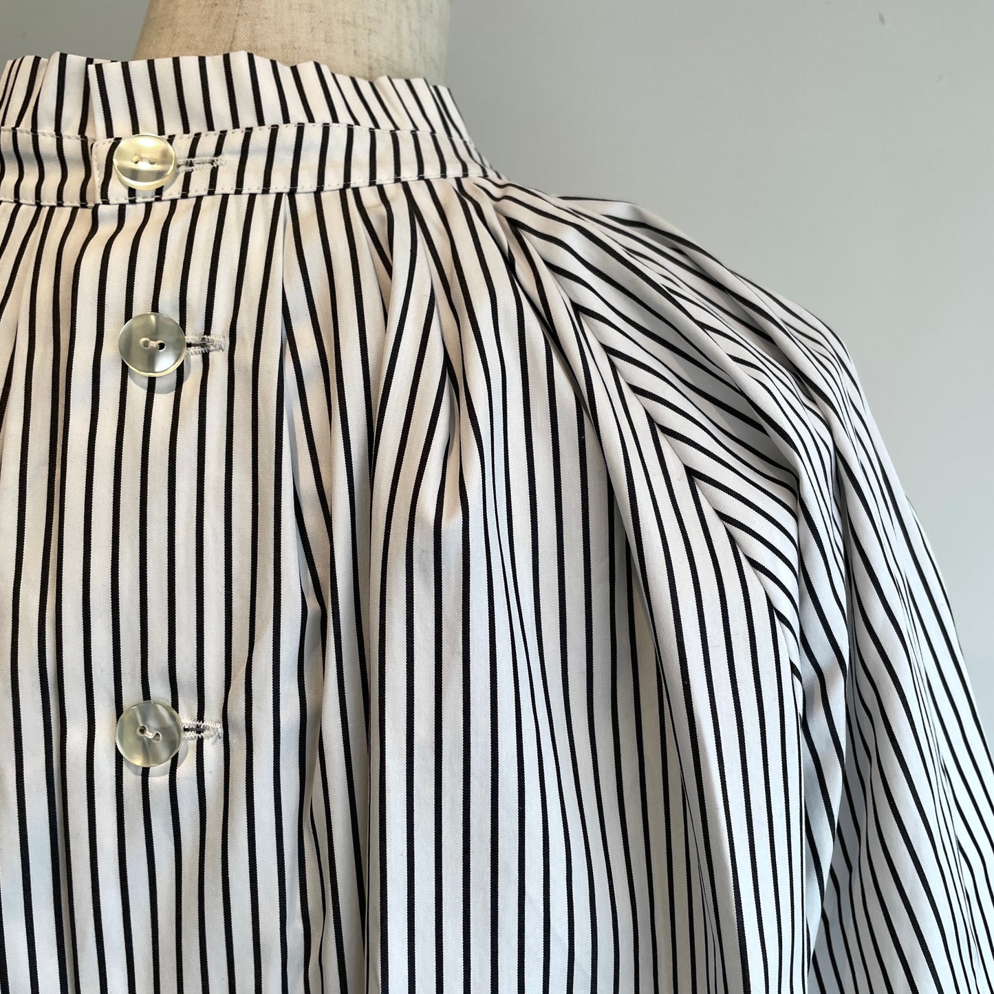 SIHIRAI// WIDE SLEEVE TACブラウスCHSS26-7008