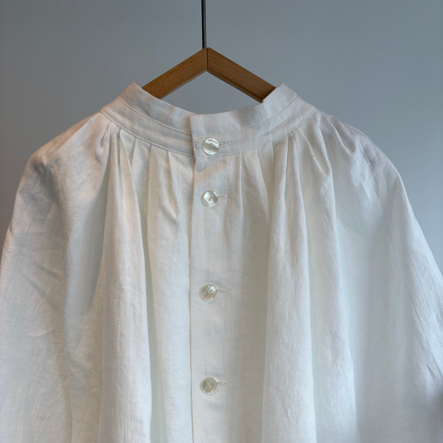 SI-HIRAI// WIDE SLEEVE TACブラウス　CHSS26-7008 FL
