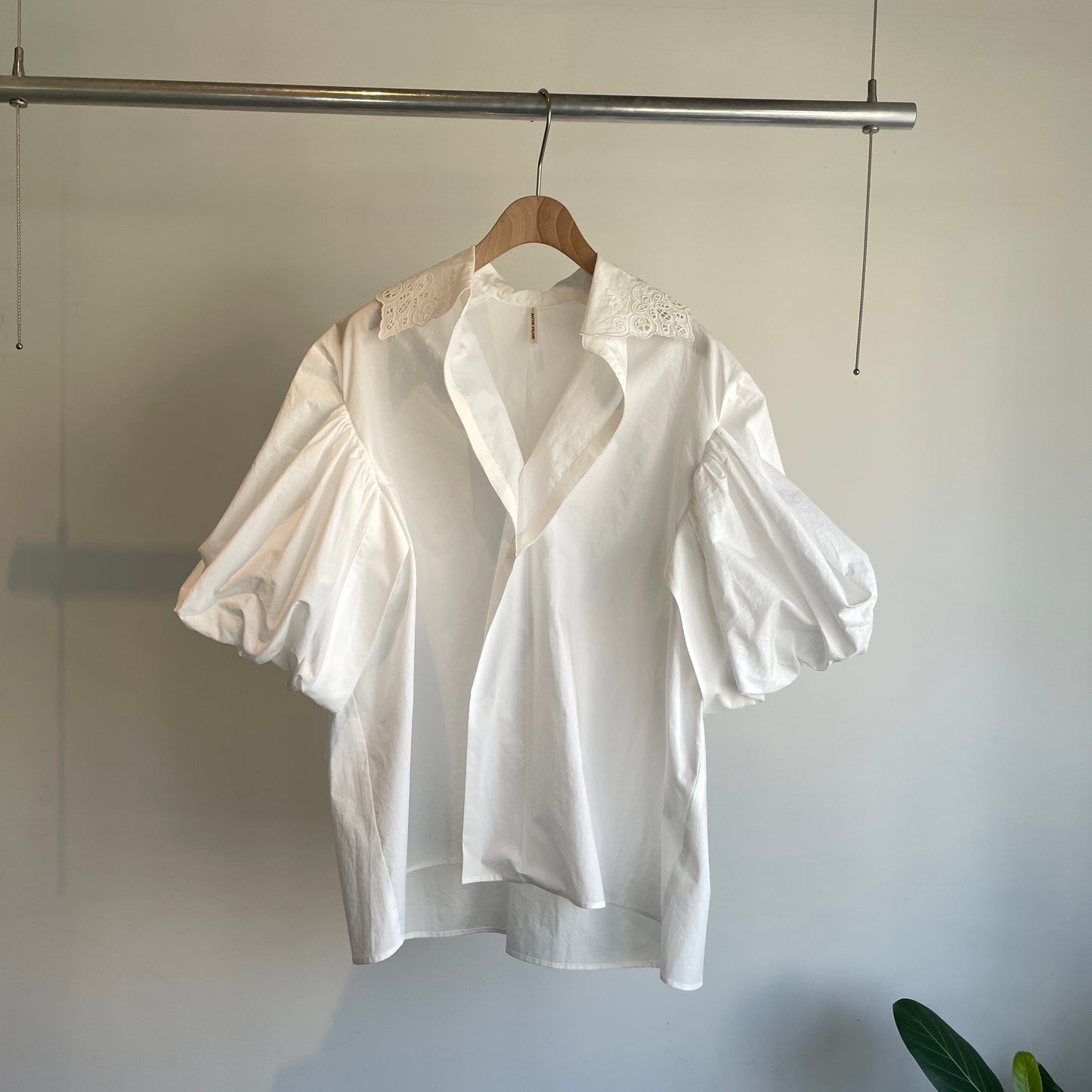 NATIVEVILLEGE//Simple longing 刺繍ギャザースリーブブラウス（off white）