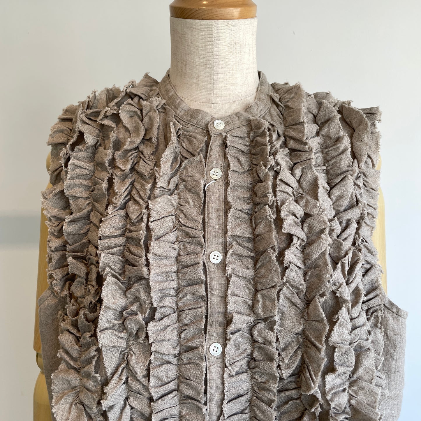 universaltissu//フレンチリネンスリーブレスフリルBL
UT261BL005