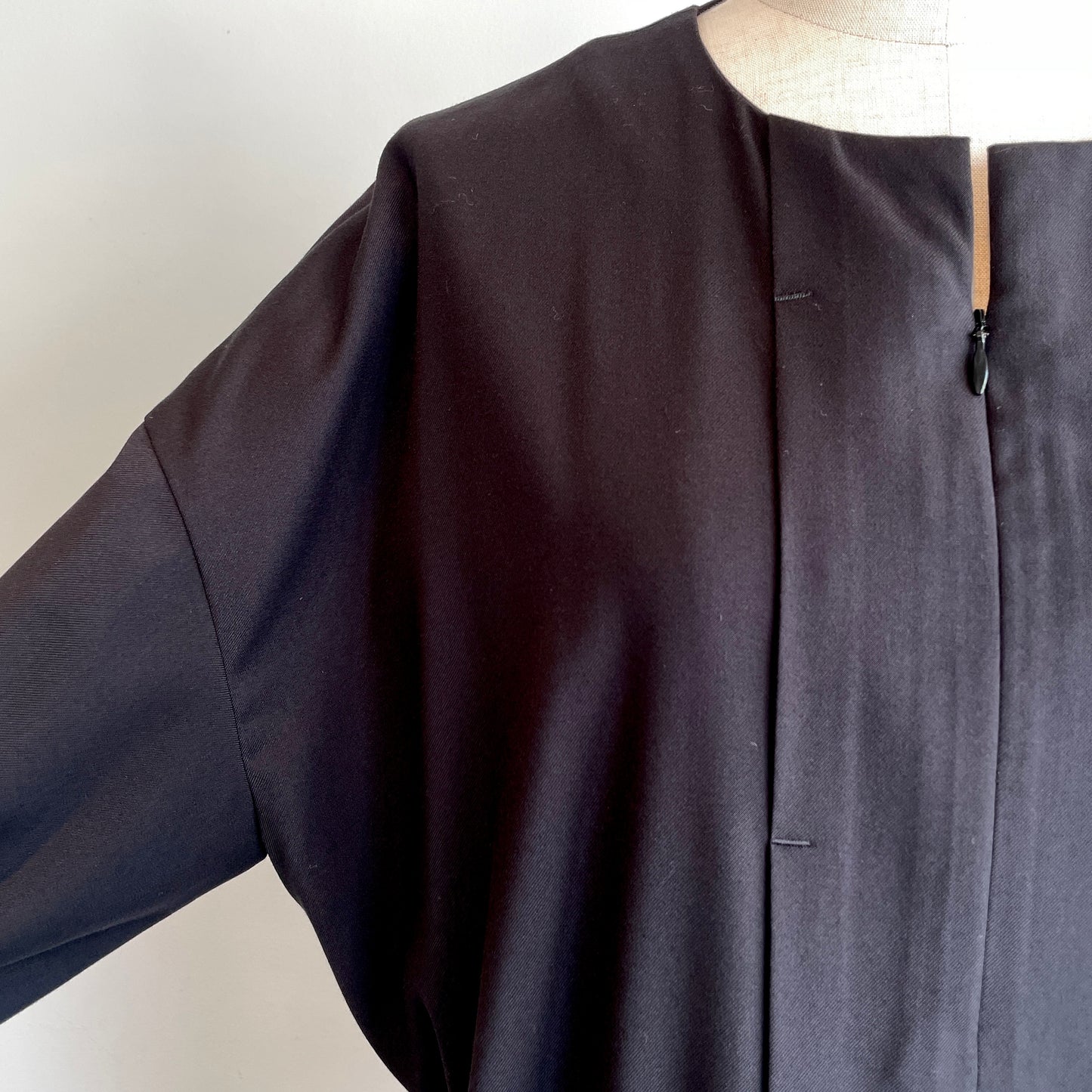 SI-HIRAI //MICRO STRETCH GABA RUBBER CUFF DRESS CHAW24-5018