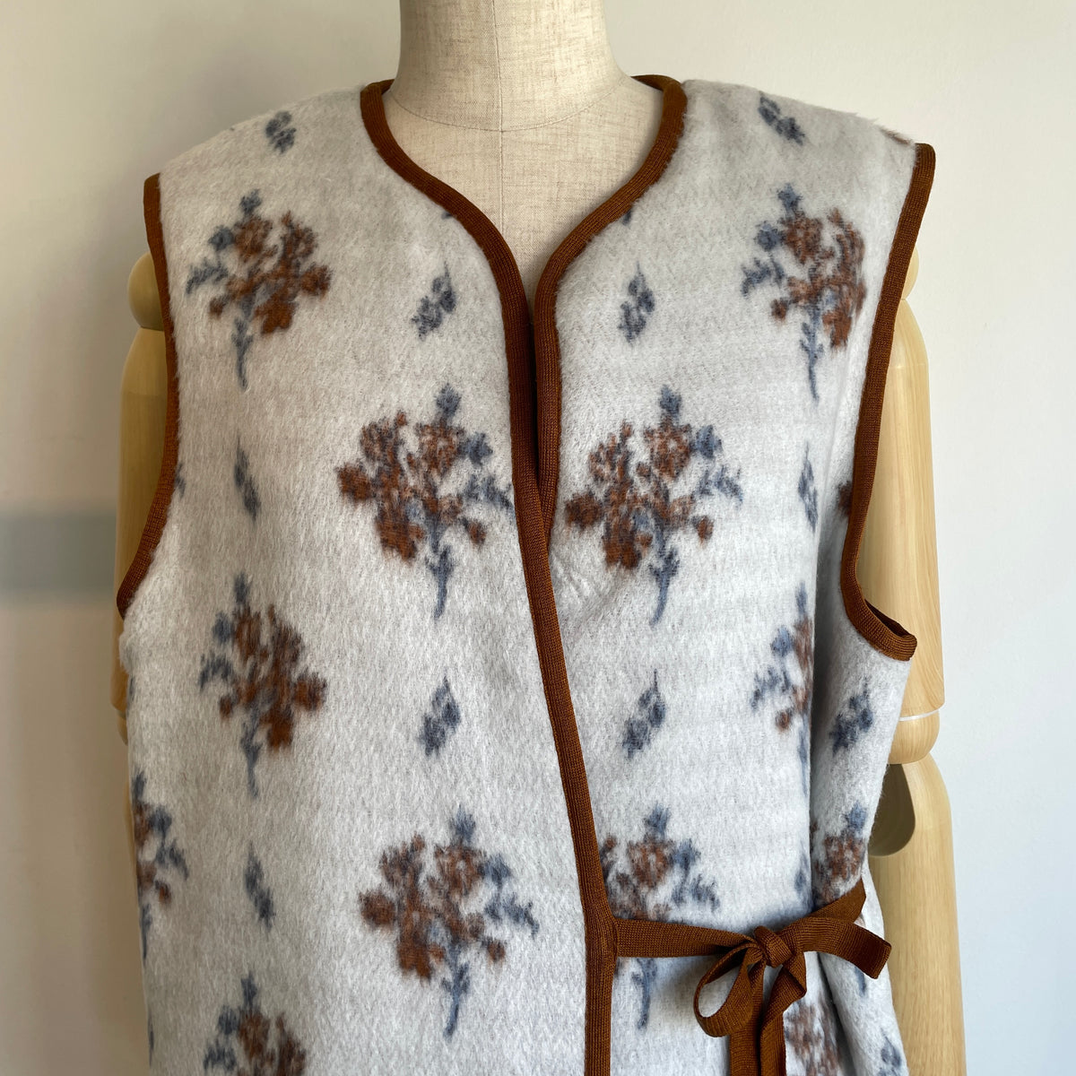 qiri//sarasa raised jacquard ベスト　6301BL006262