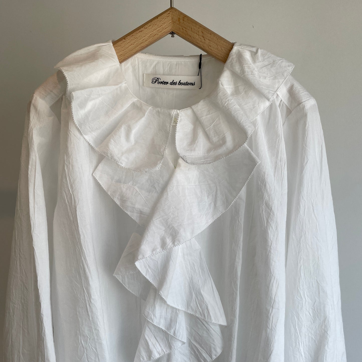 porter des boutons//ラッフルブラウス　P23-1-015-02