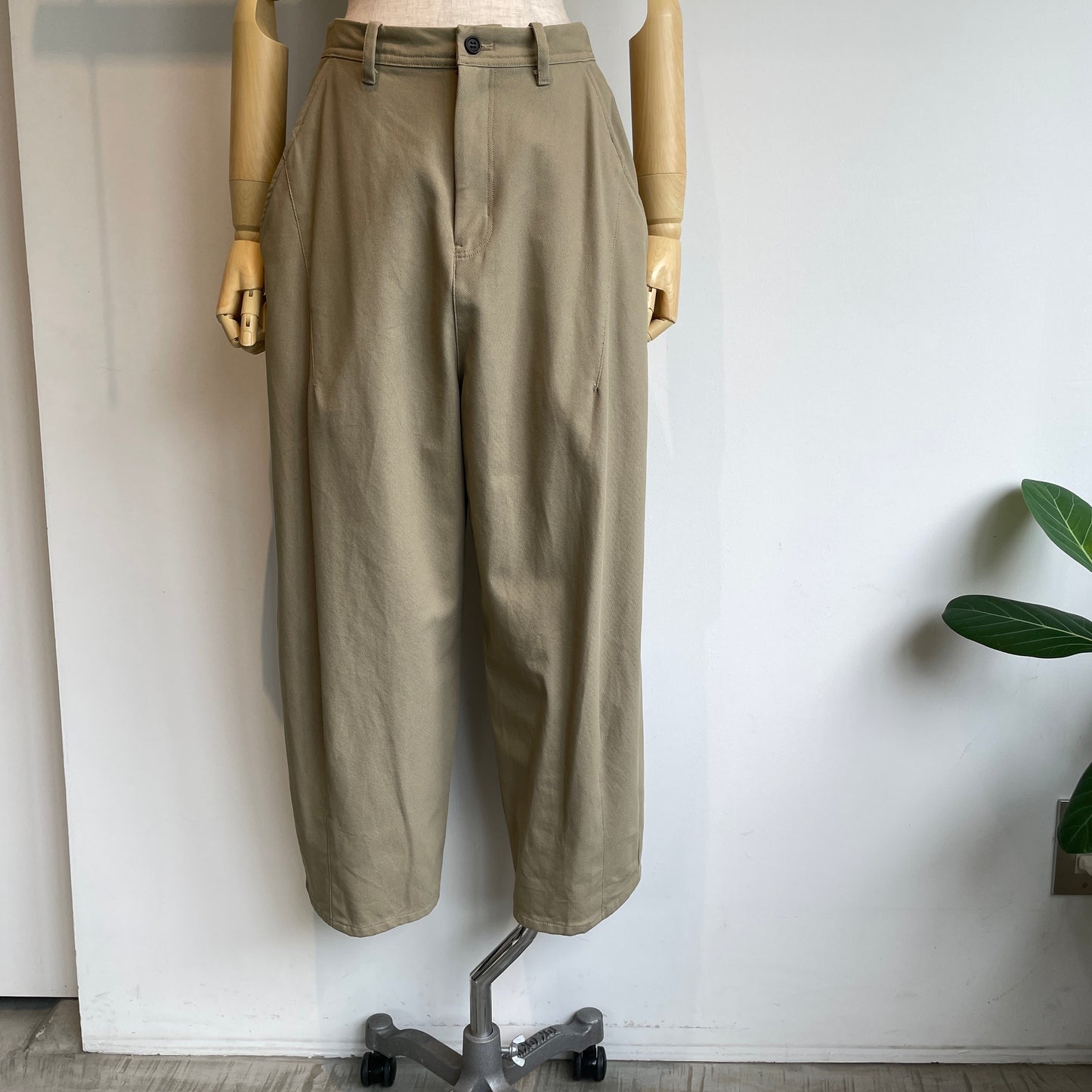 yuni//20/2強撚Cotton twill cocoon tapered パンツ 1701PT006262