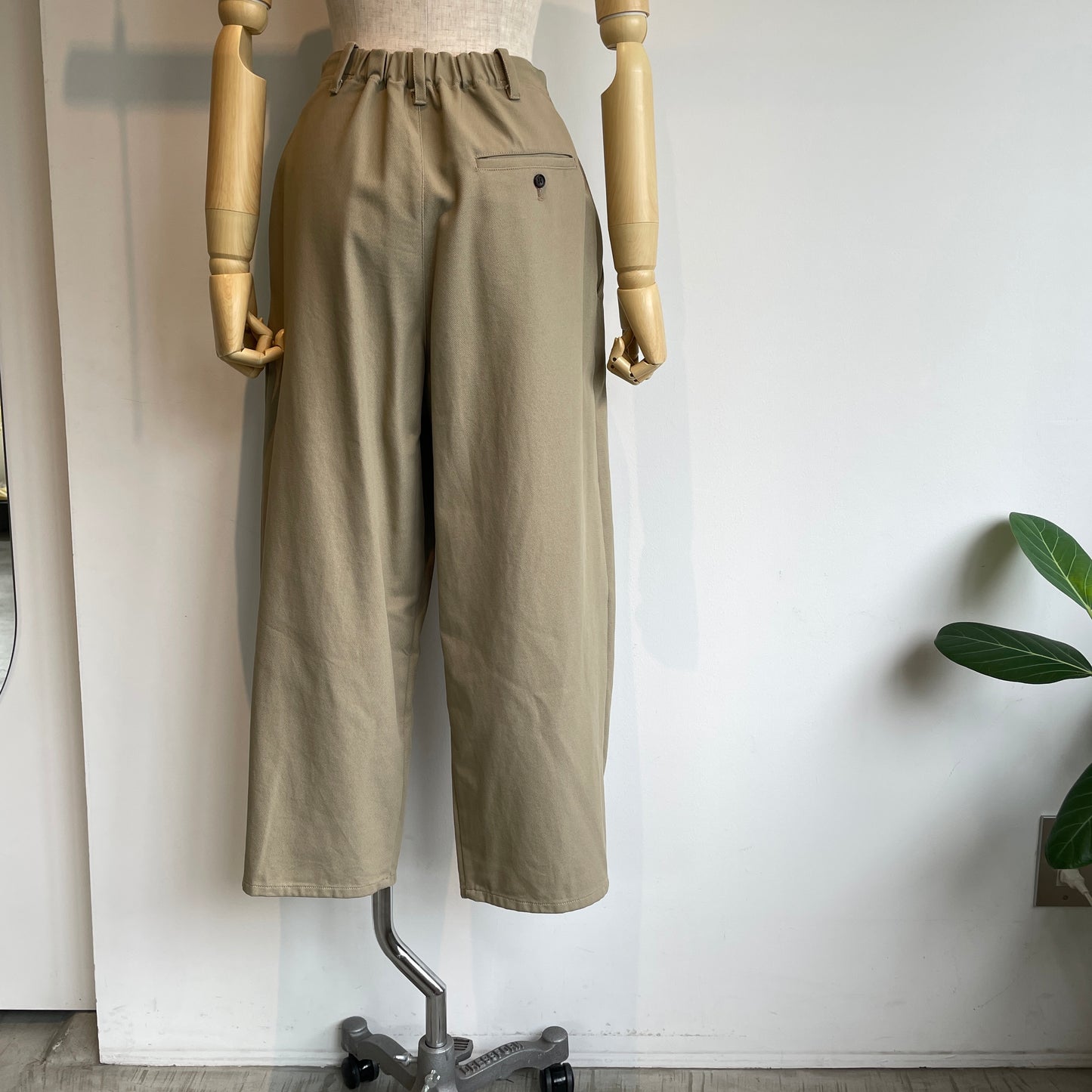 yuni//20/2強撚Cotton twill cocoon tapered パンツ 1701PT006262