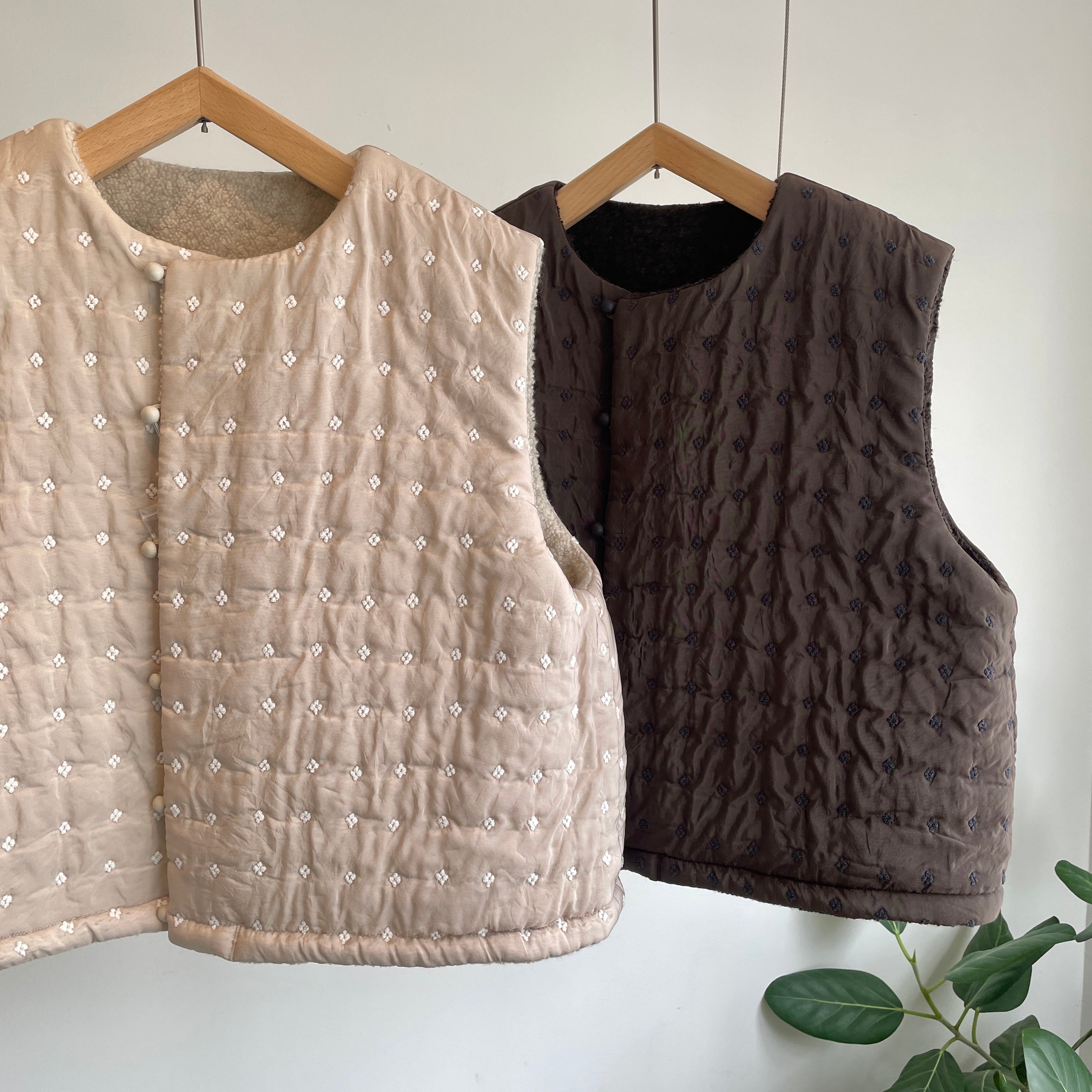qiri //flower dot quilt jacquard ショートリバーシブルベスト