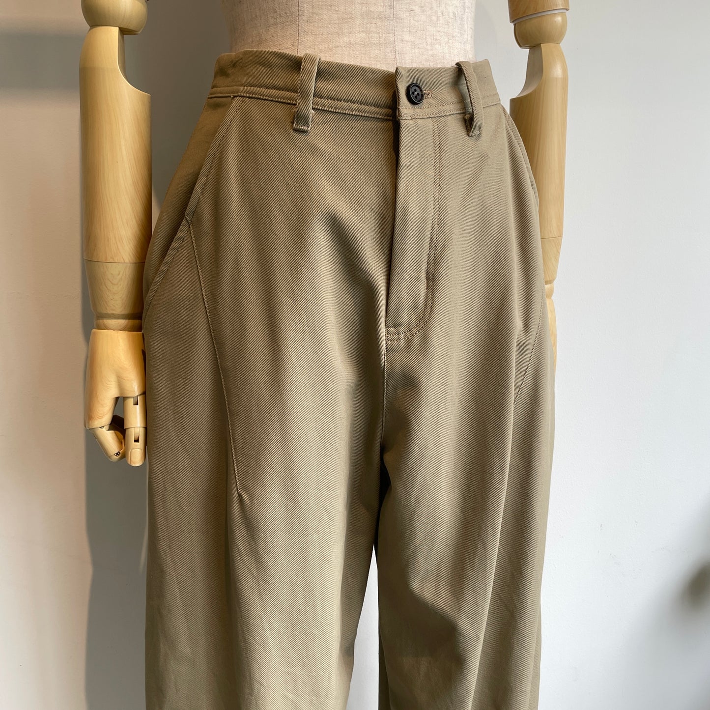 yuni//20/2強撚Cotton twill cocoon tapered パンツ 1701PT006262
