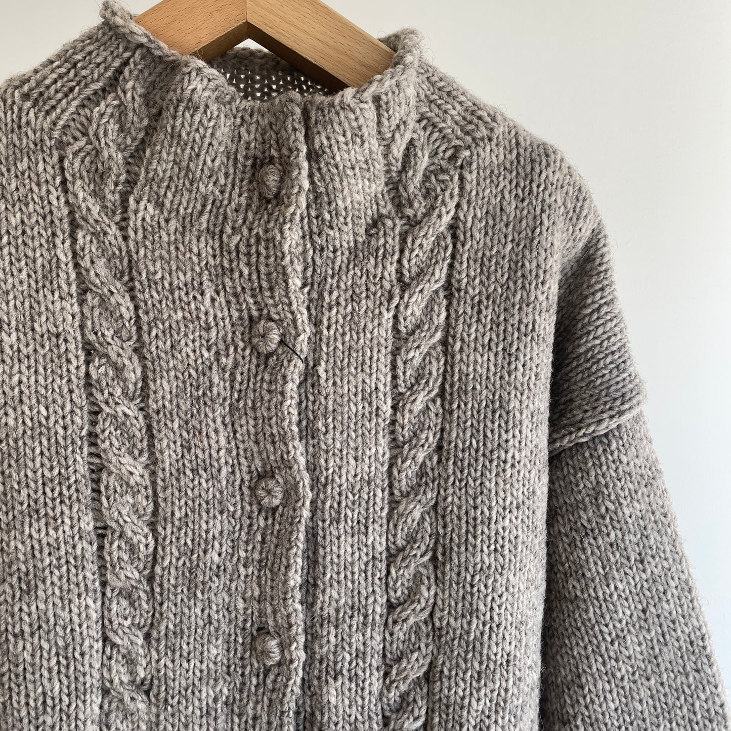 handsofcreation//ペルーローゲージニット家庭機 細ケーブルカーディガン　1540723