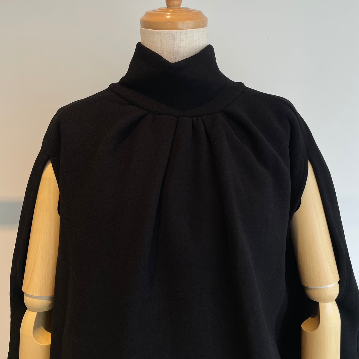 SI HIRAI//SWEATPONCHO  CHAW26-8006