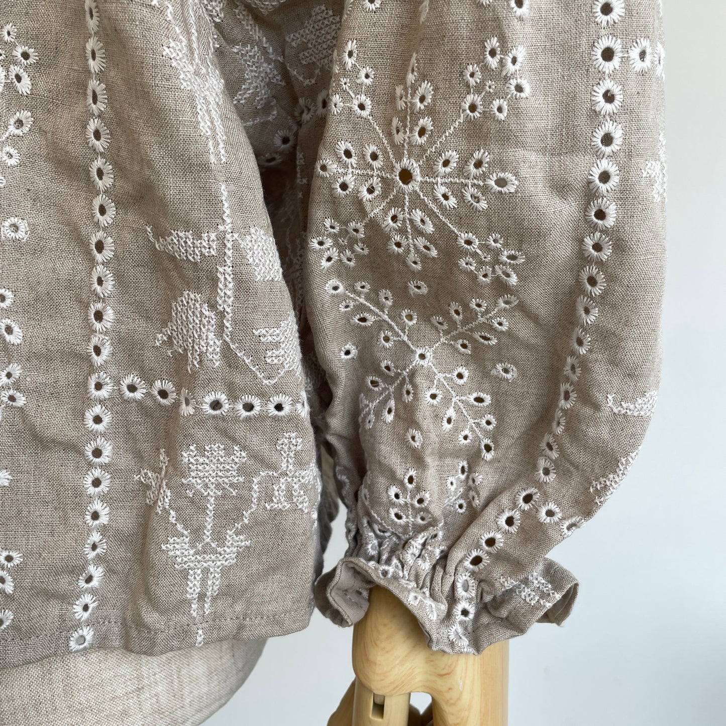 qiri//grow’ embroidery ギャザースリーブブラウス　6301BL005261